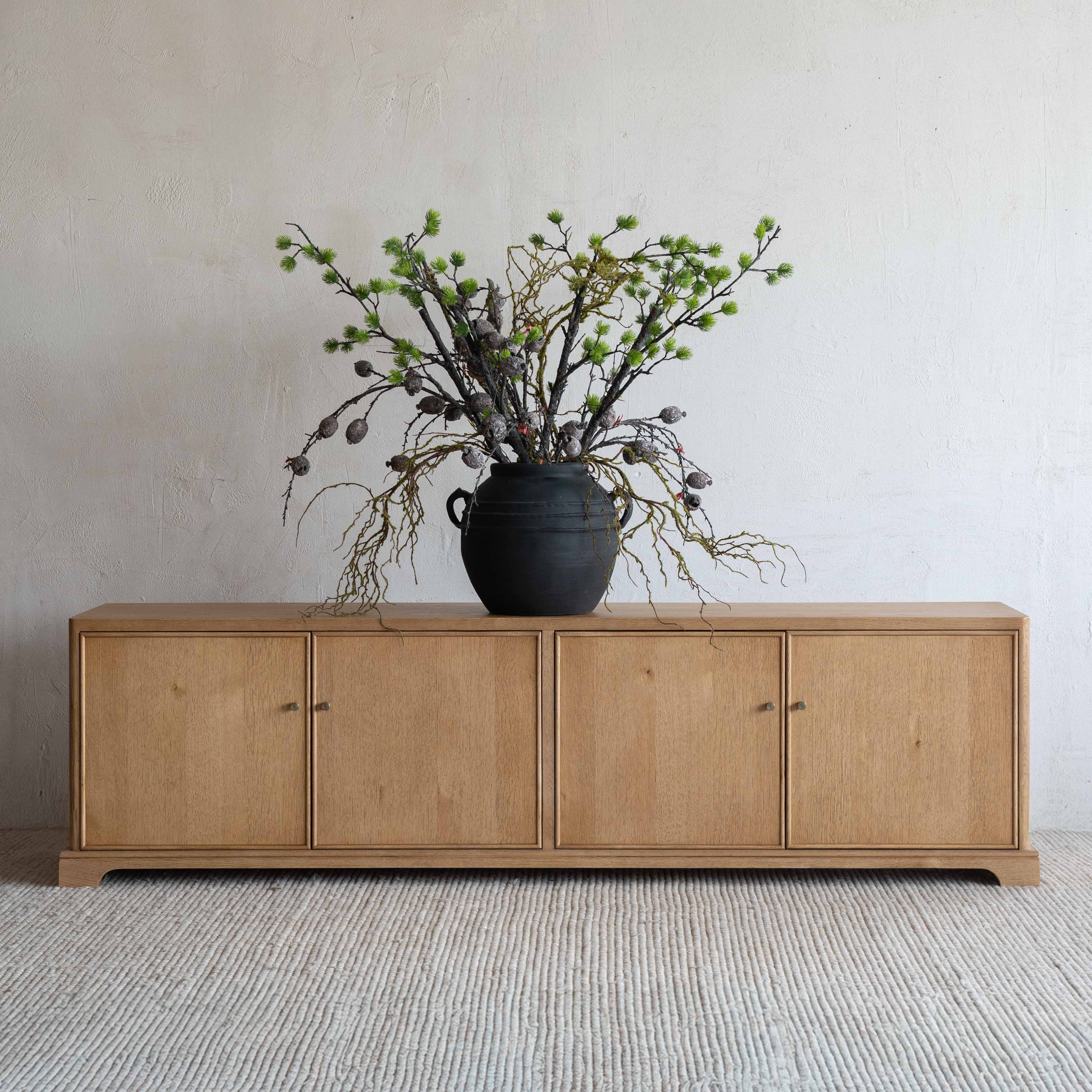 وحدة تلفزيون من خشب الدردار بتصميم عتيق على شكل عرش - كبيرة 