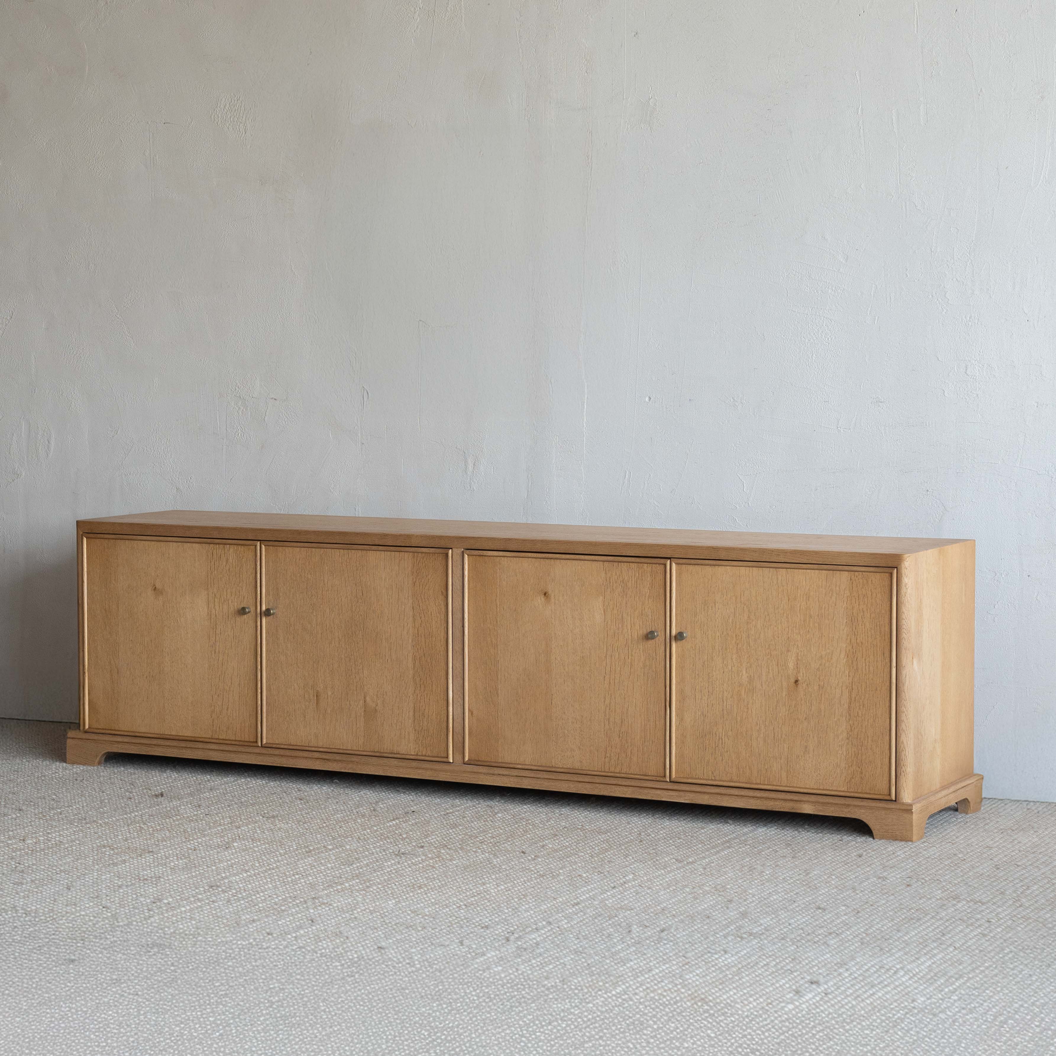 وحدة تلفزيون من خشب الدردار بتصميم عتيق على شكل عرش - كبيرة 