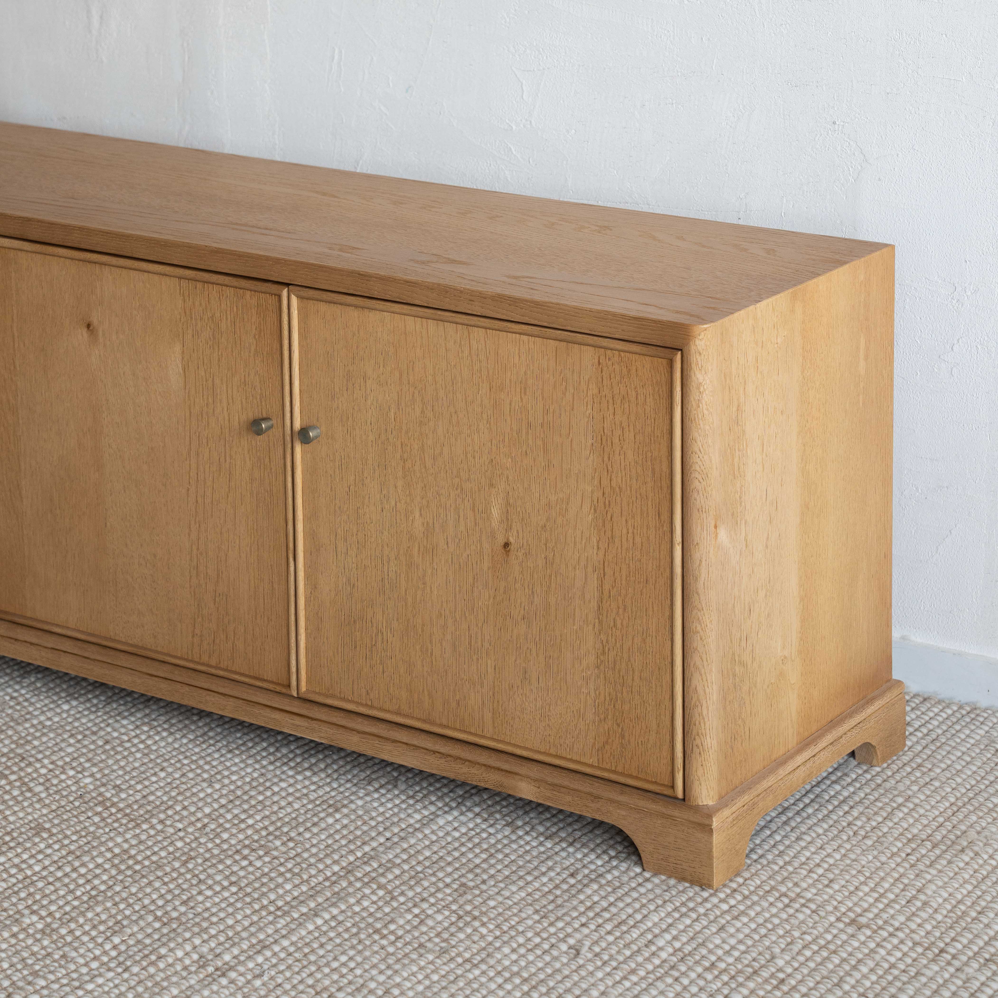 وحدة تلفزيون من خشب الدردار بتصميم عتيق على شكل عرش - كبيرة 