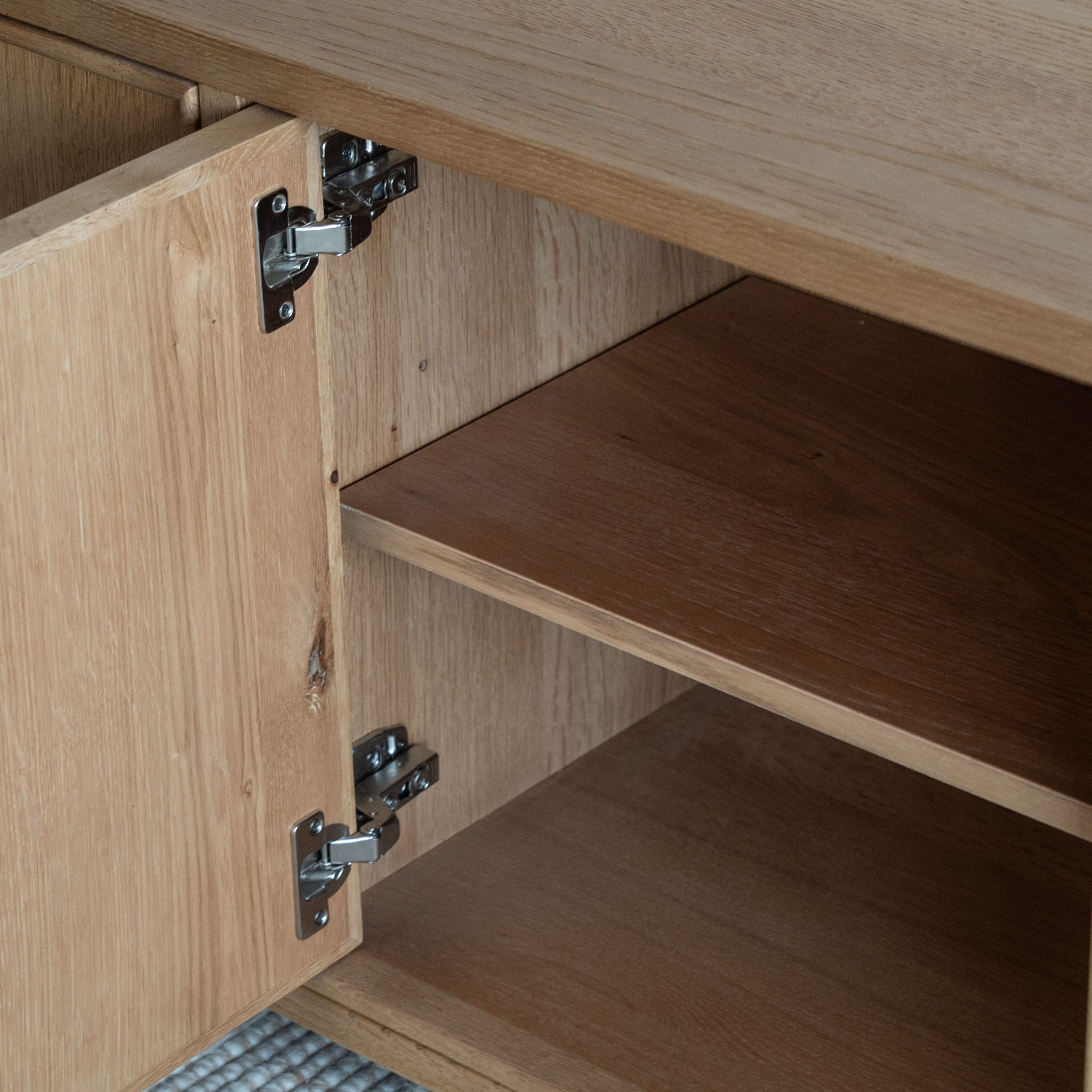 وحدة تلفزيون من خشب الدردار بتصميم عتيق على شكل عرش - كبيرة 