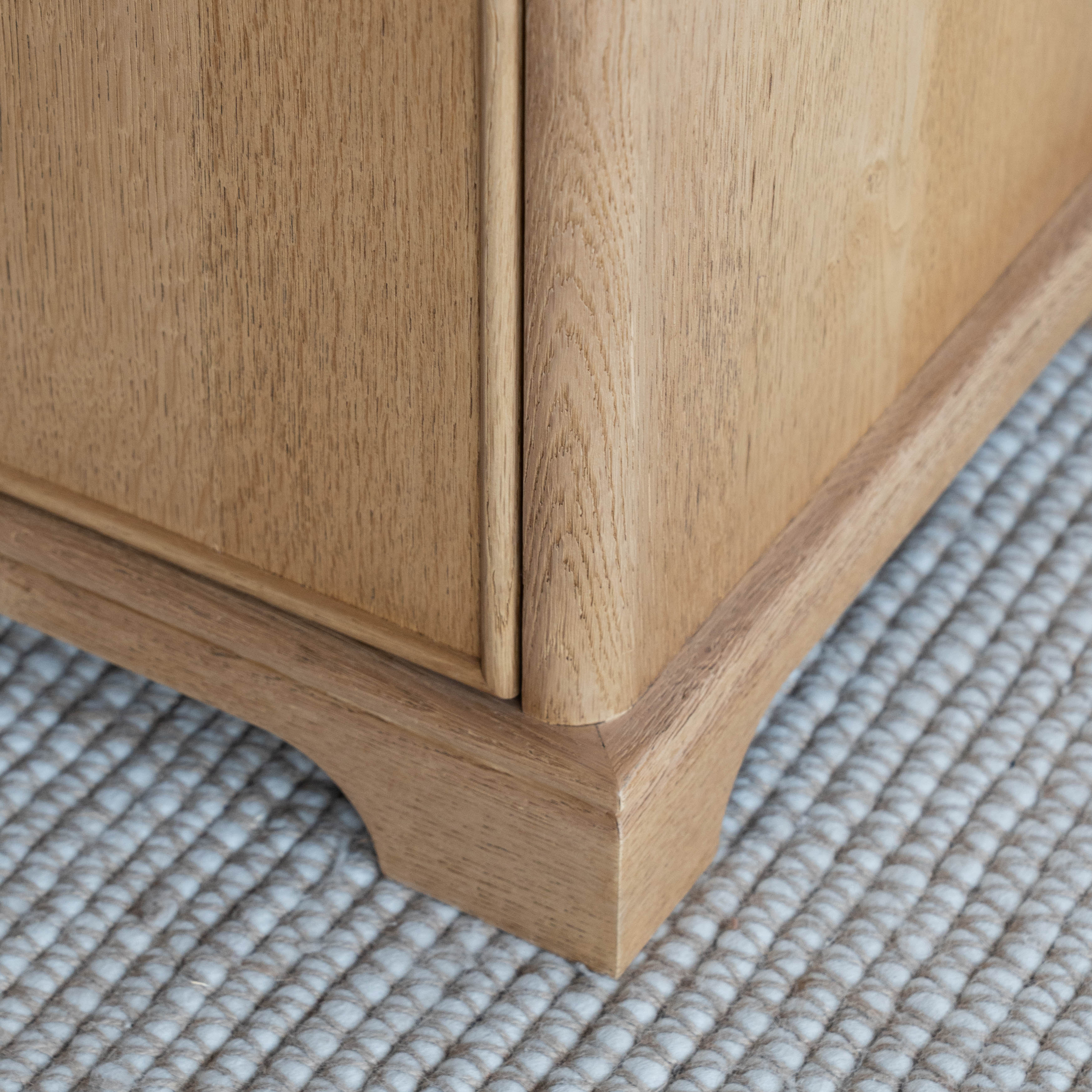 وحدة تلفزيون من خشب الدردار بتصميم عتيق على شكل عرش - كبيرة 