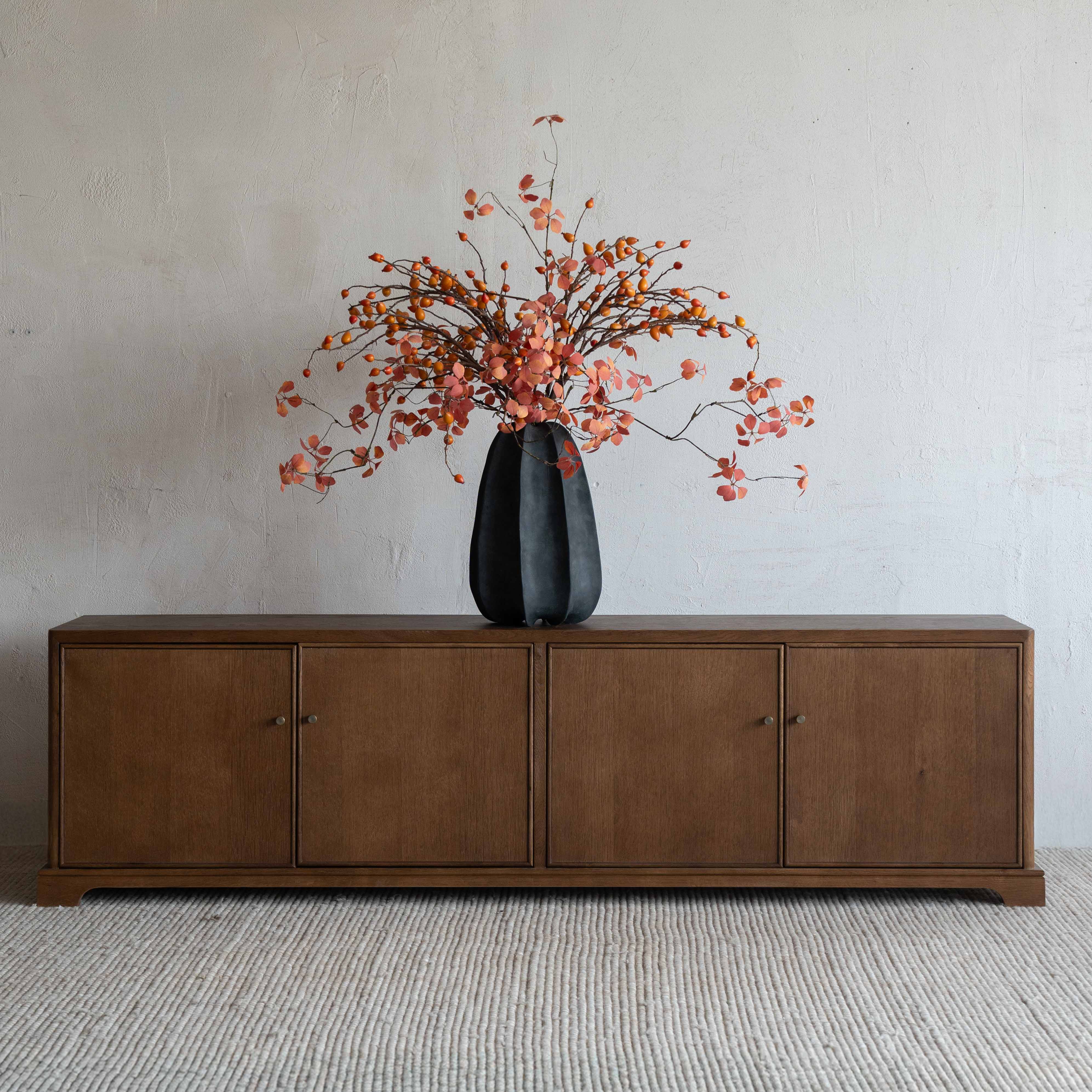 وحدة تلفزيون من خشب الدردار بتصميم عتيق على شكل عرش - كبيرة 