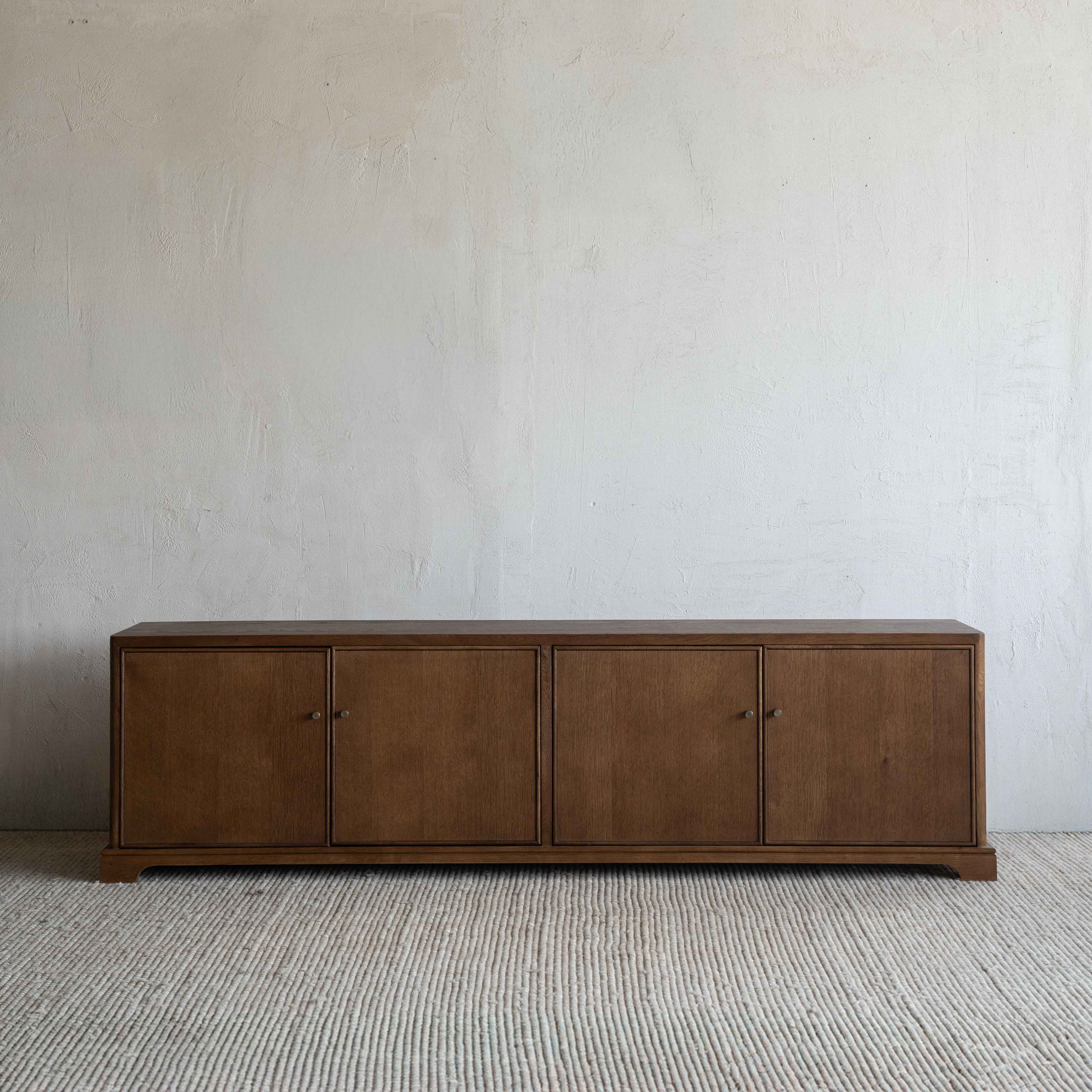 وحدة تلفزيون من خشب الدردار بتصميم عتيق على شكل عرش - كبيرة 