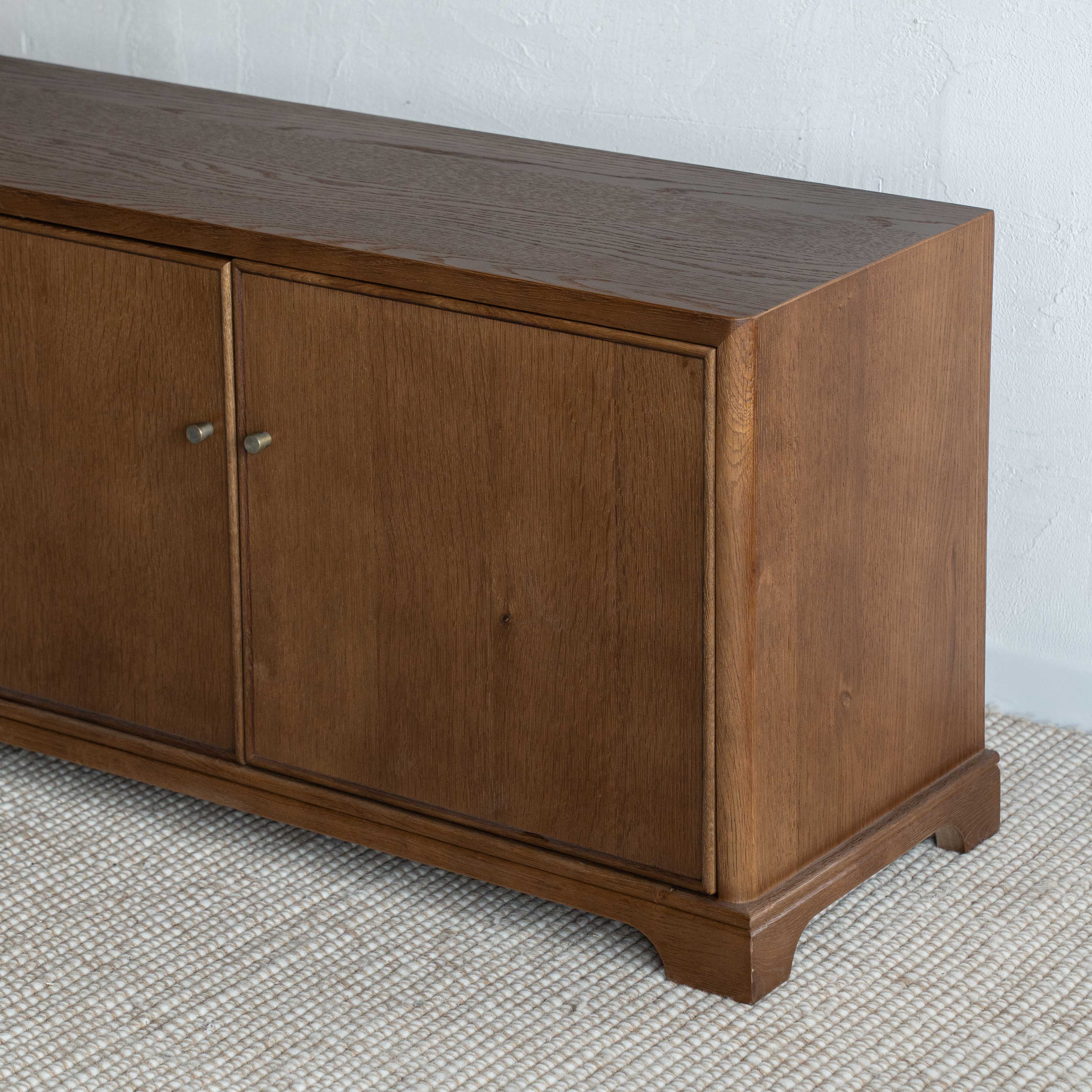 وحدة تلفزيون من خشب الدردار بتصميم عتيق على شكل عرش - كبيرة 