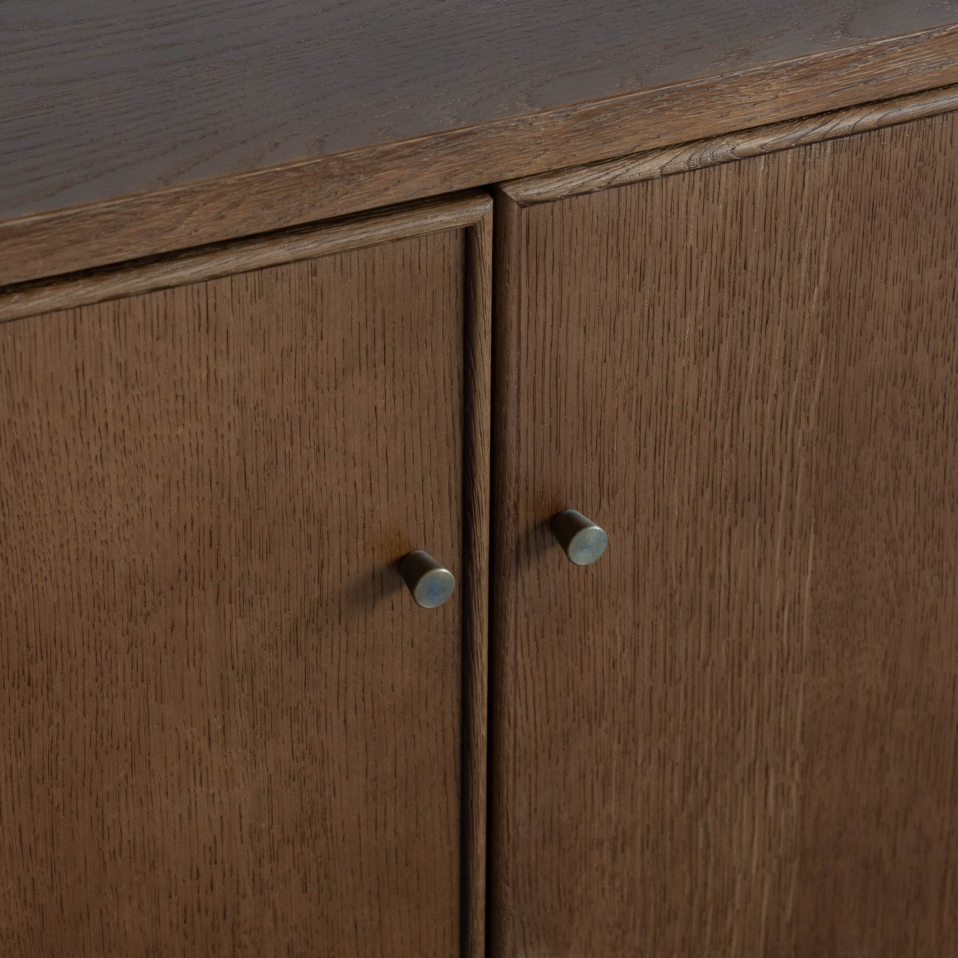 وحدة تلفزيون من خشب الدردار بتصميم عتيق على شكل عرش - كبيرة 