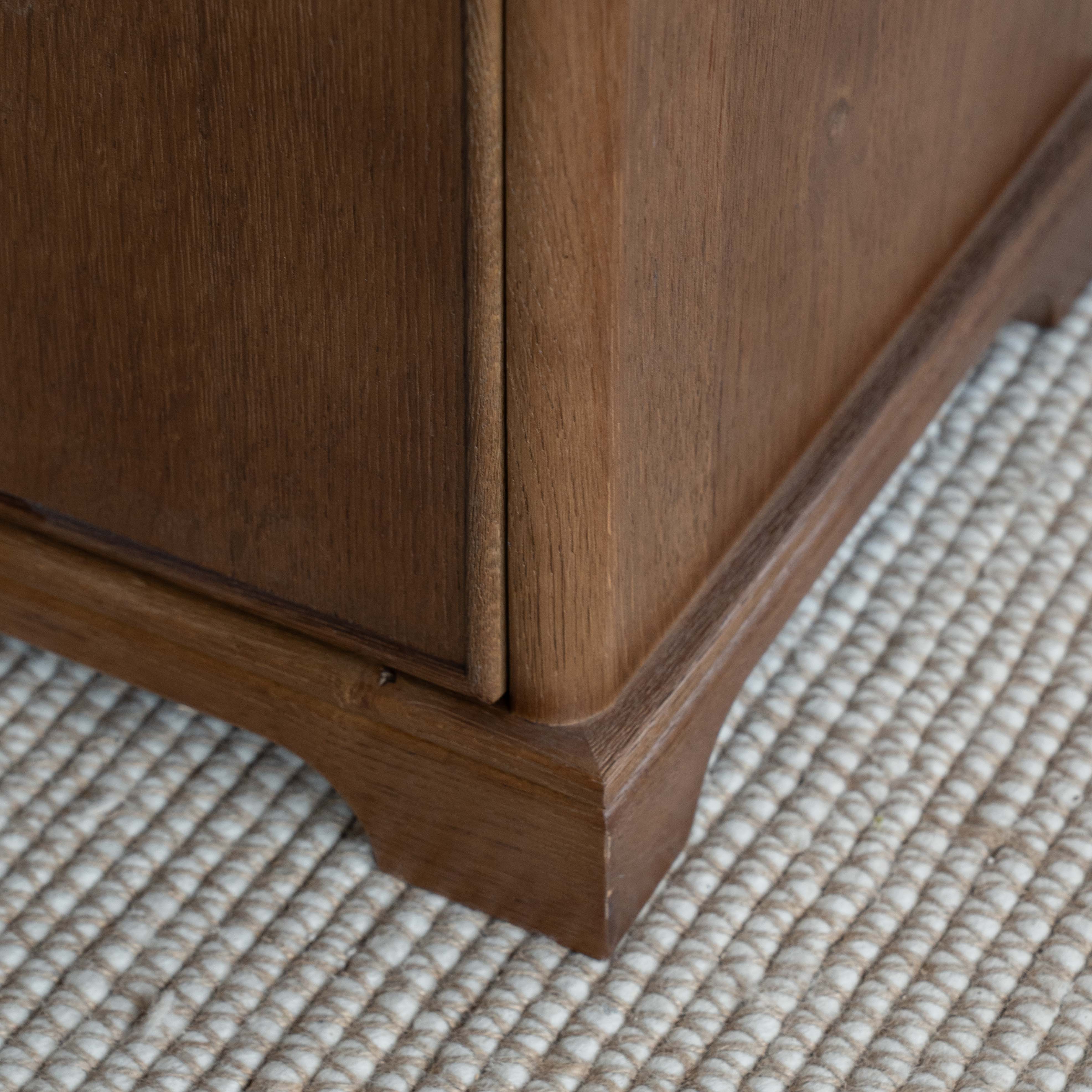 وحدة تلفزيون من خشب الدردار بتصميم عتيق على شكل عرش - كبيرة 