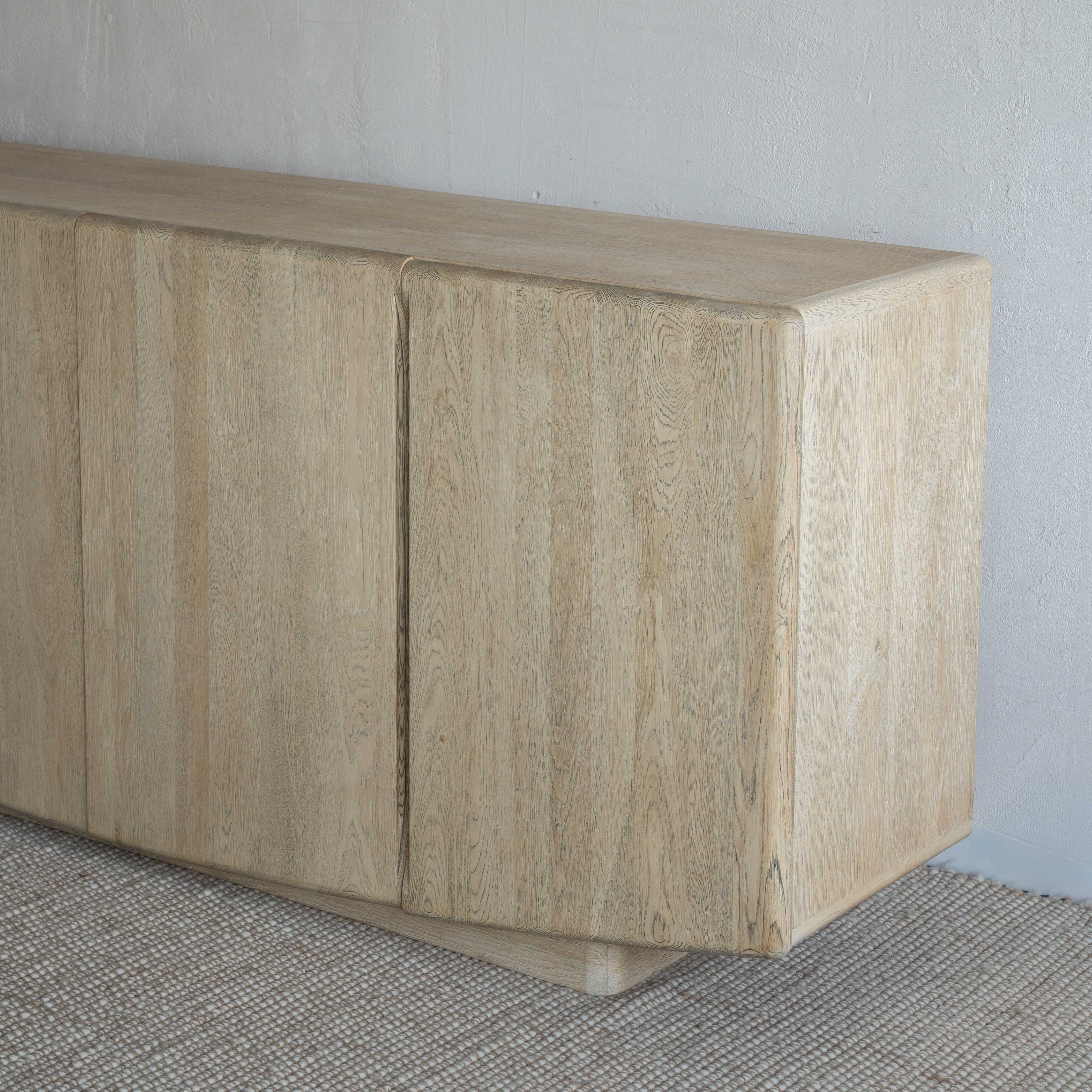 وحدة تلفزيون من خشب الدردار بتصميم عتيق على شكل عرش - كبيرة 