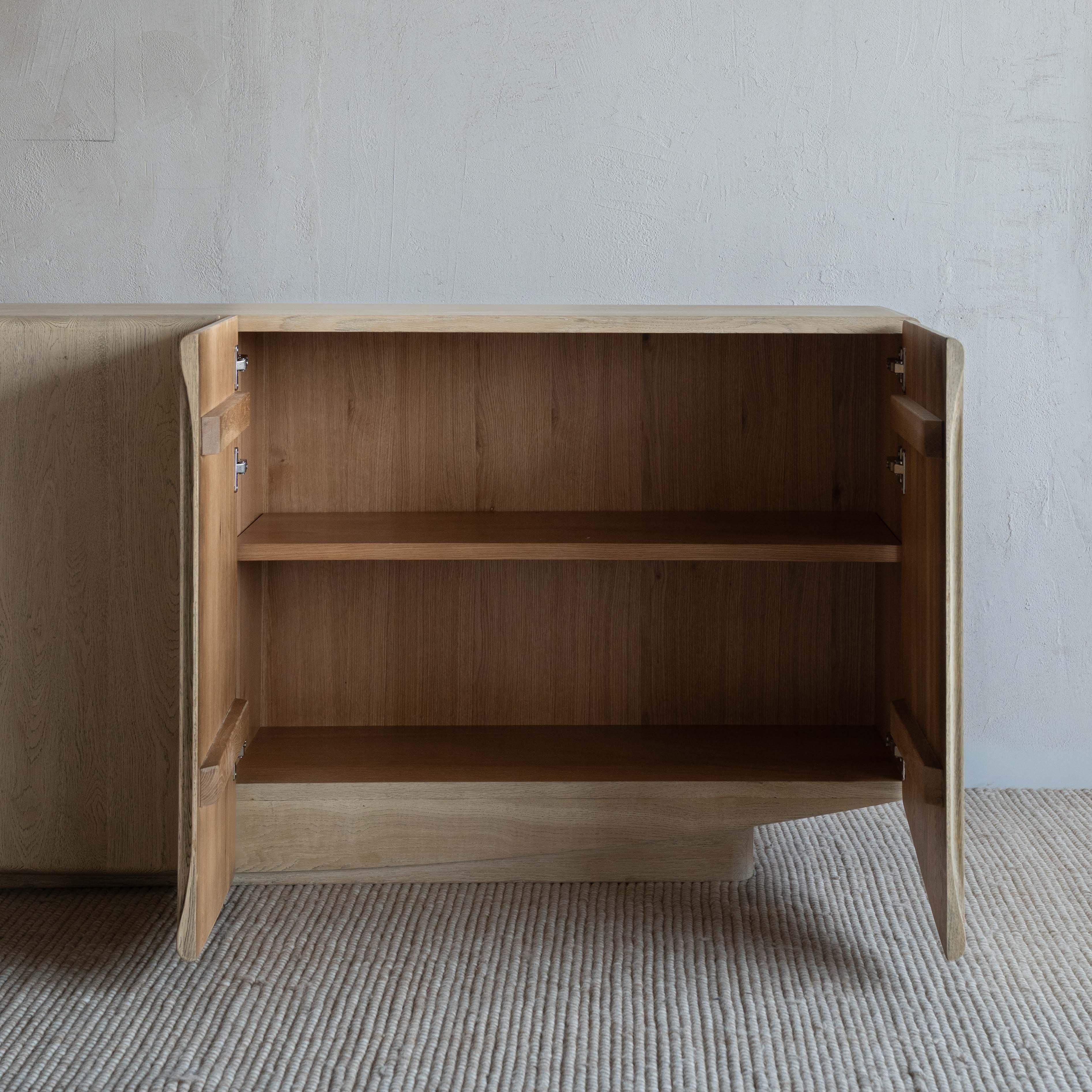 وحدة تلفزيون من خشب الدردار بتصميم عتيق على شكل عرش - كبيرة 