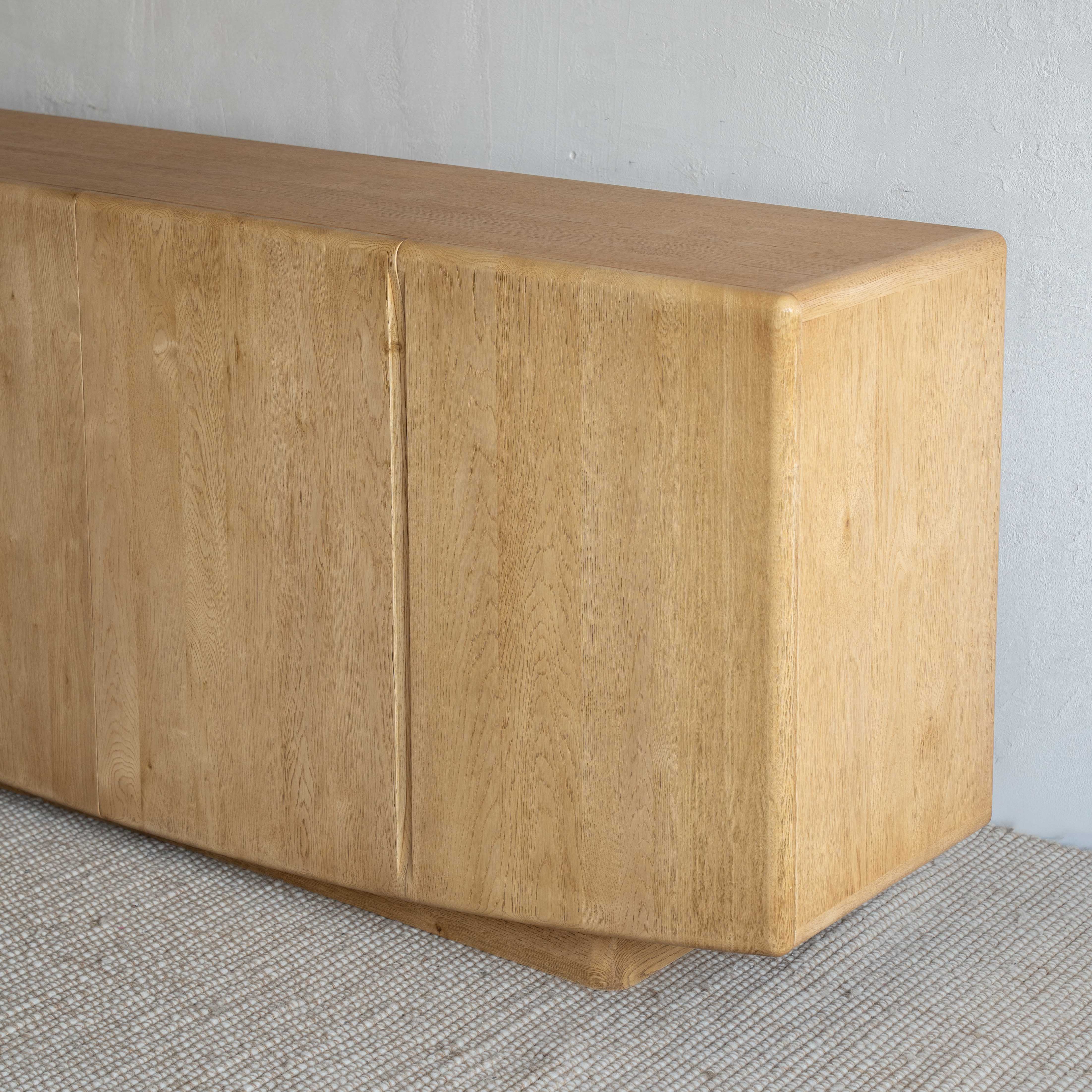 وحدة تلفزيون من خشب الدردار بتصميم عتيق على شكل عرش - كبيرة 