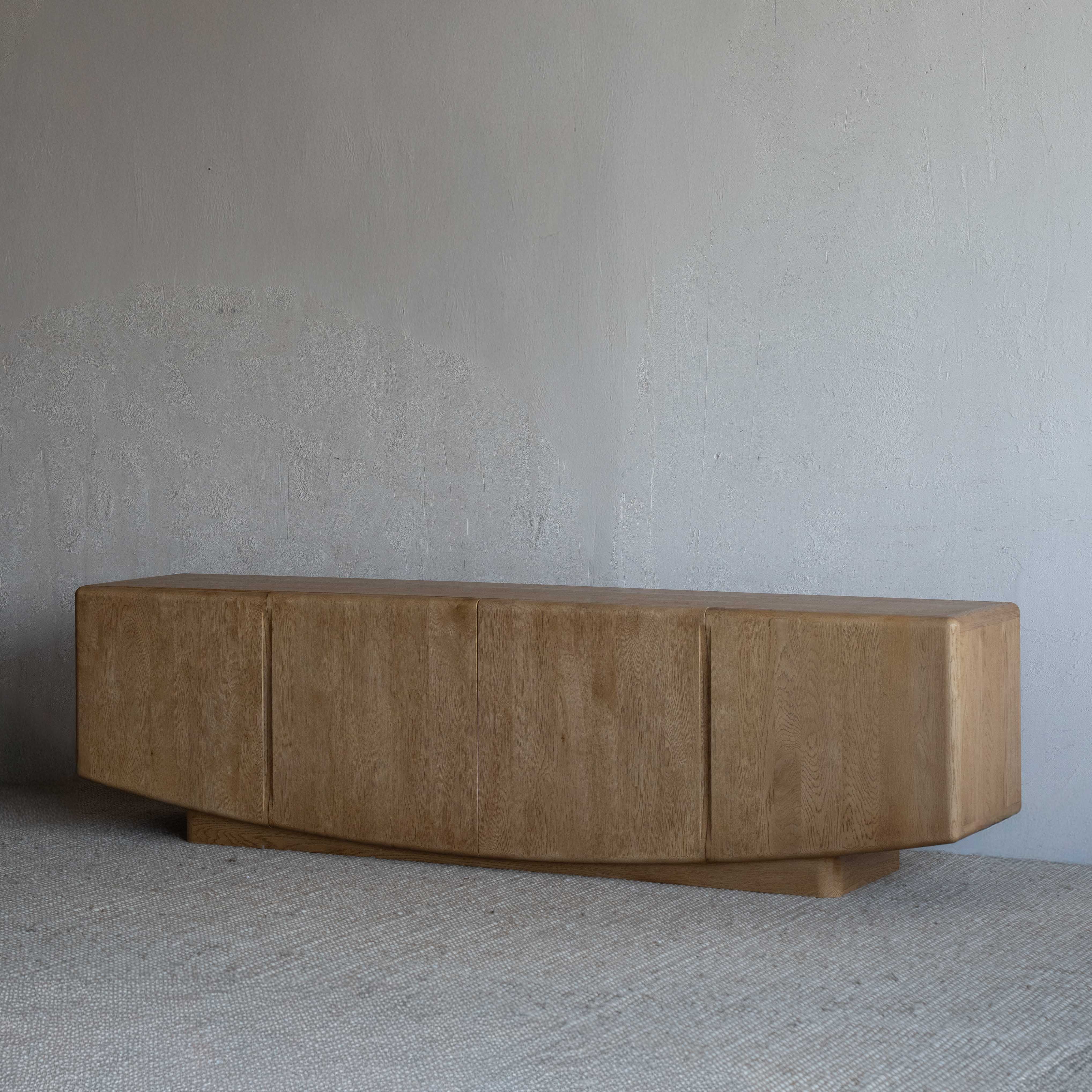 وحدة تلفزيون من خشب الدردار بتصميم عتيق على شكل عرش - كبيرة 