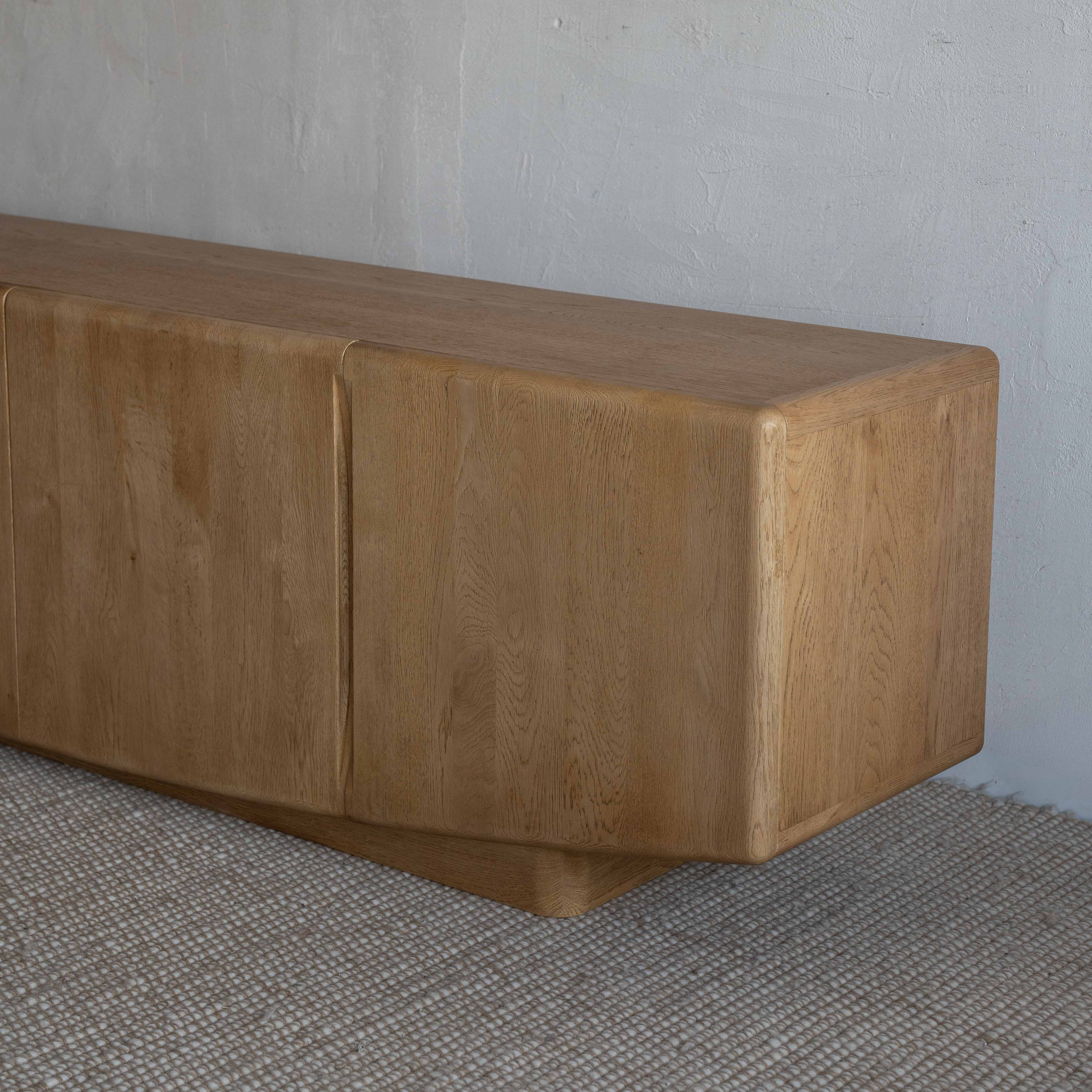 وحدة تلفزيون من خشب الدردار بتصميم عتيق على شكل عرش - كبيرة 