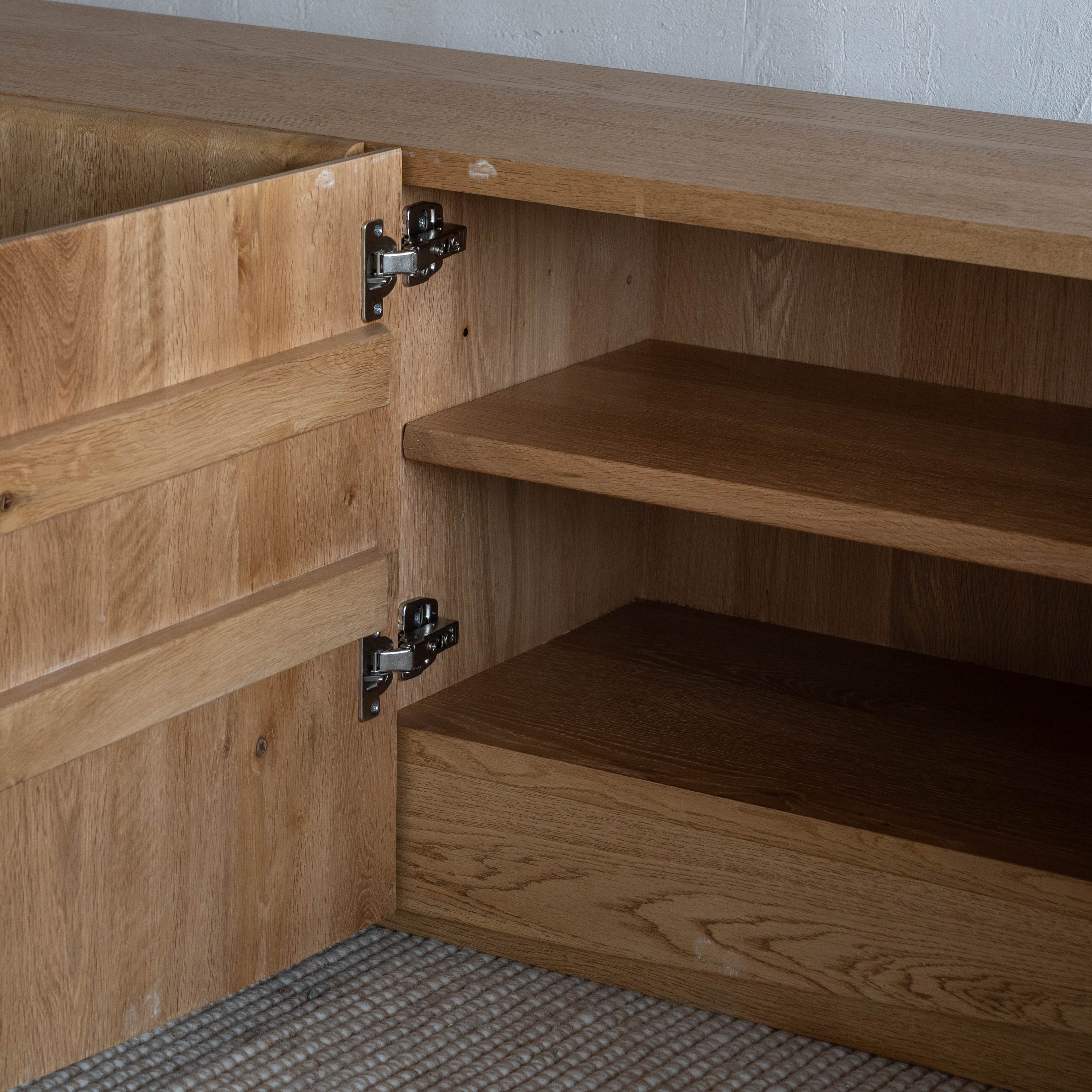 وحدة تلفزيون من خشب الدردار بتصميم عتيق على شكل عرش - كبيرة 