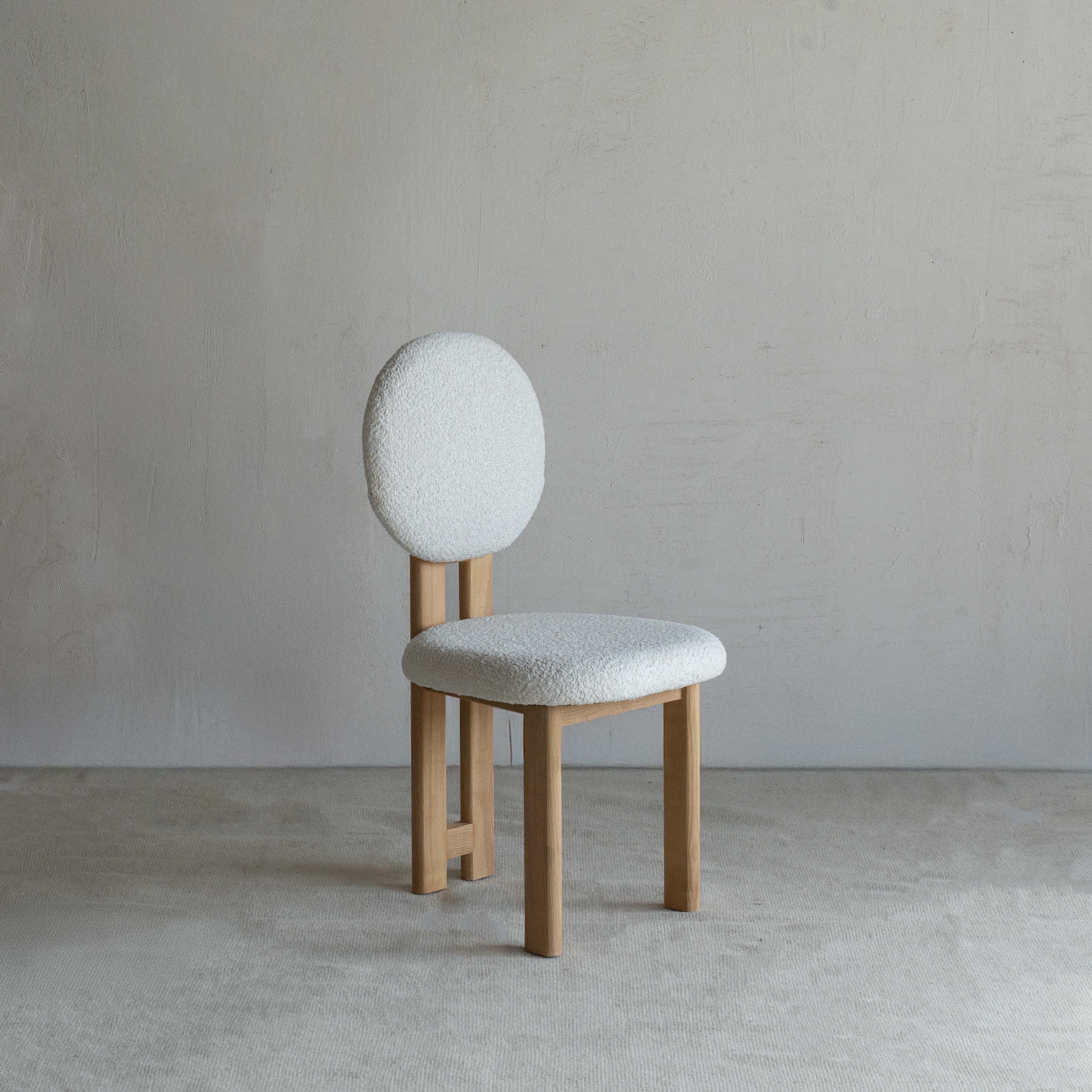 كرسي طعام عصري من منتصف القرن مصنوع من الخشب الصلب والقماش الأبيض