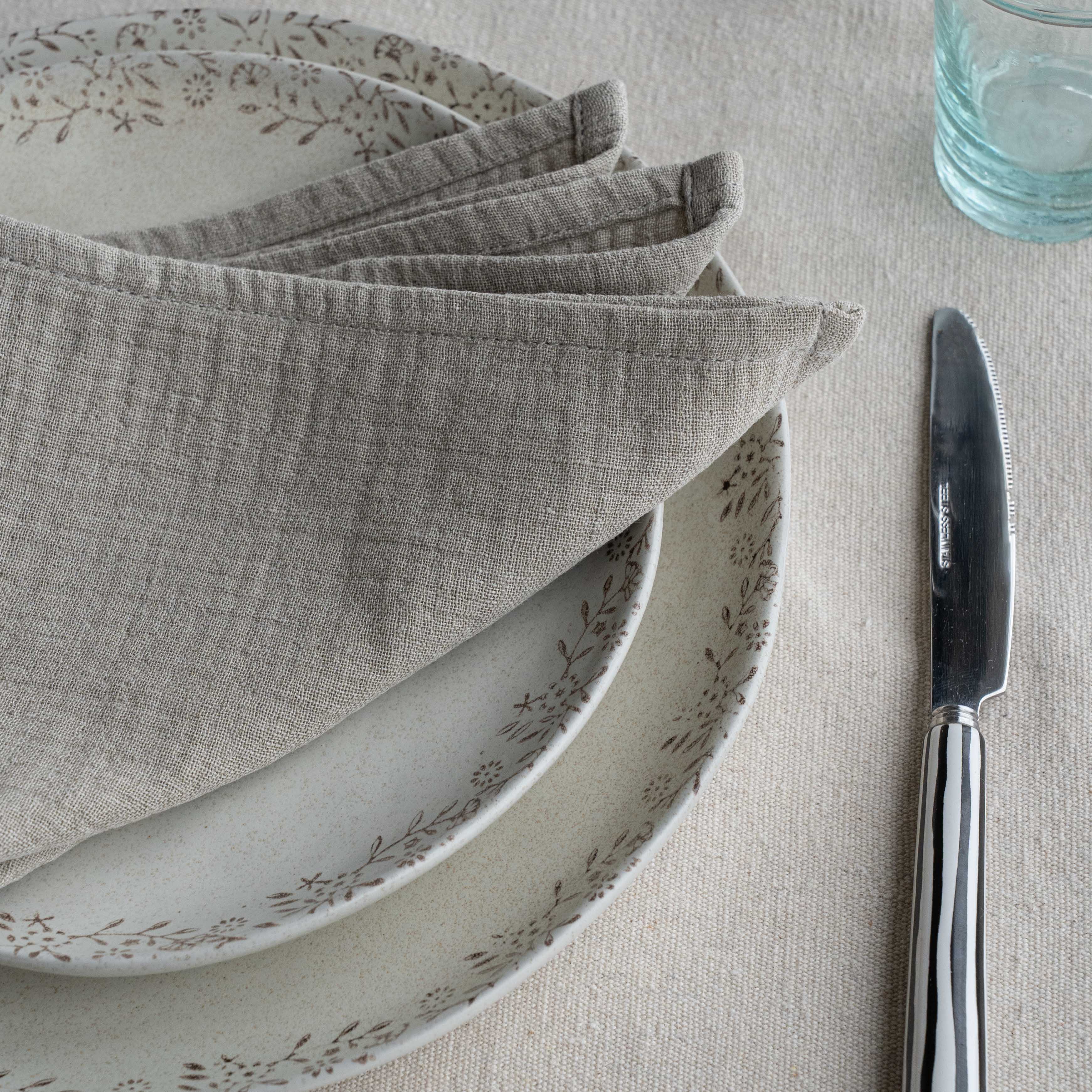 مجموعة مناديل طاولة منقوشة مكونة من قطعتين - رمادي