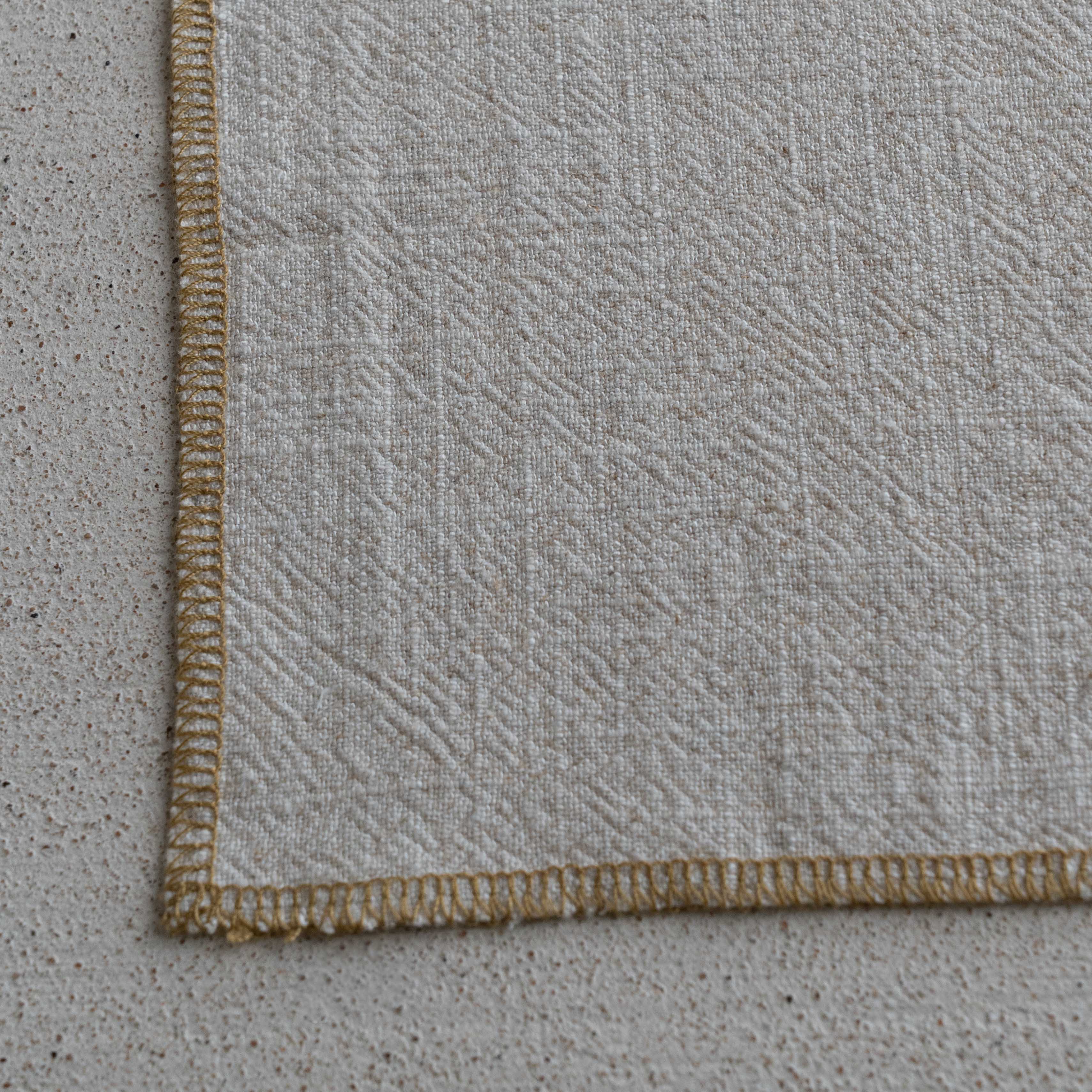 مجموعة مناديل طاولة منقوشة مكونة من قطعتين - رمادي