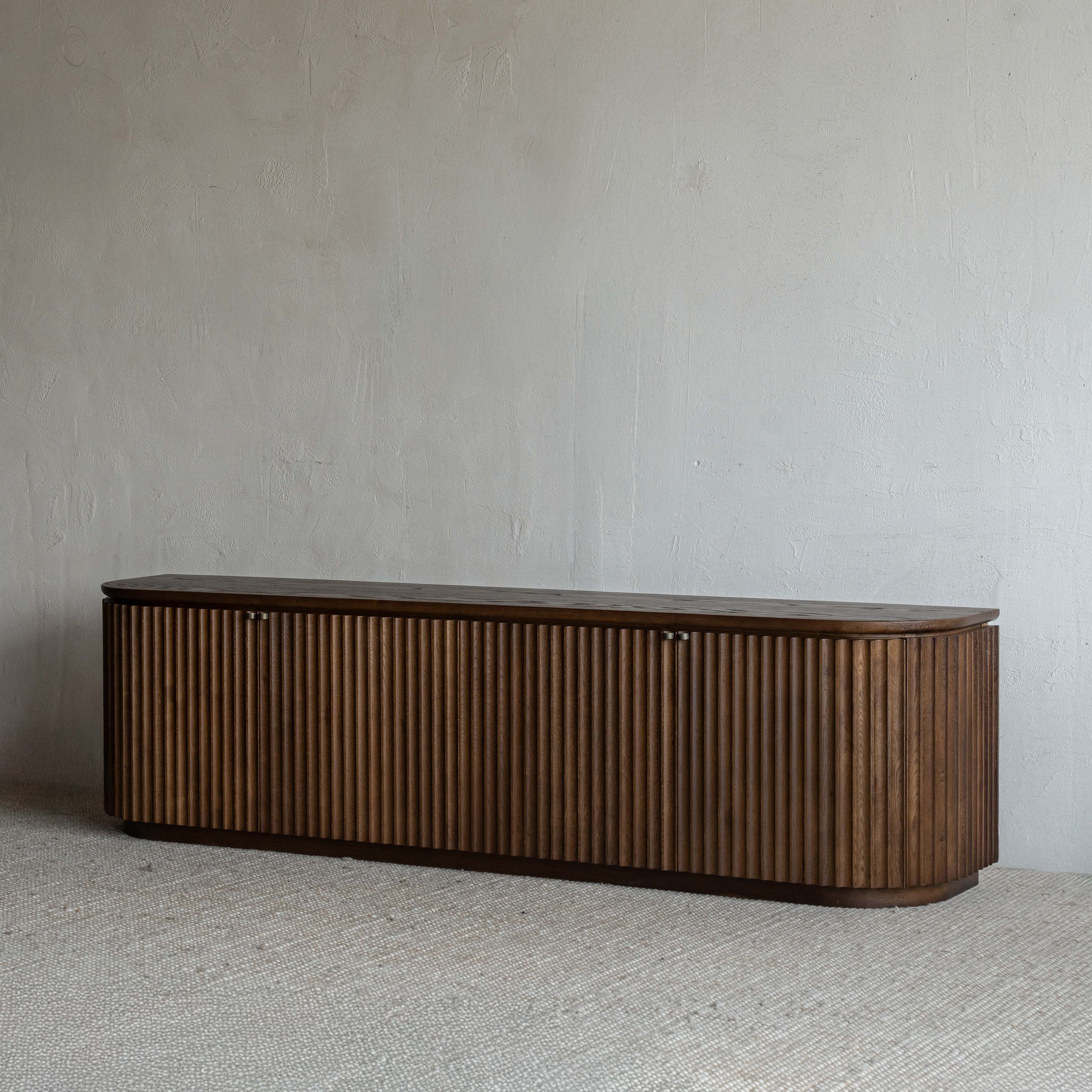 وحدة تلفزيون من خشب الدردار بتصميم عتيق على شكل عرش - كبيرة 