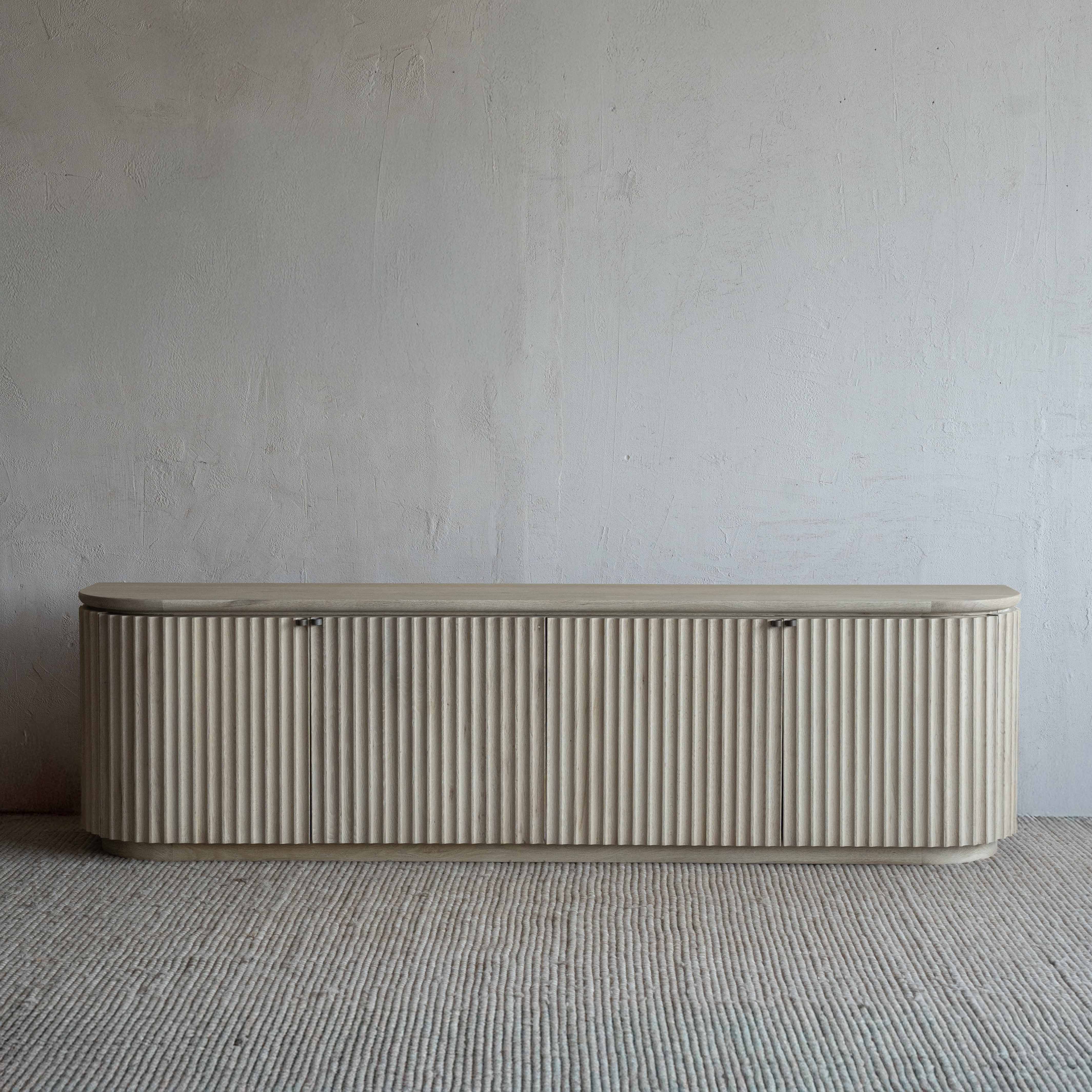 وحدة تلفزيون من خشب الدردار بتصميم عتيق على شكل عرش - كبيرة 