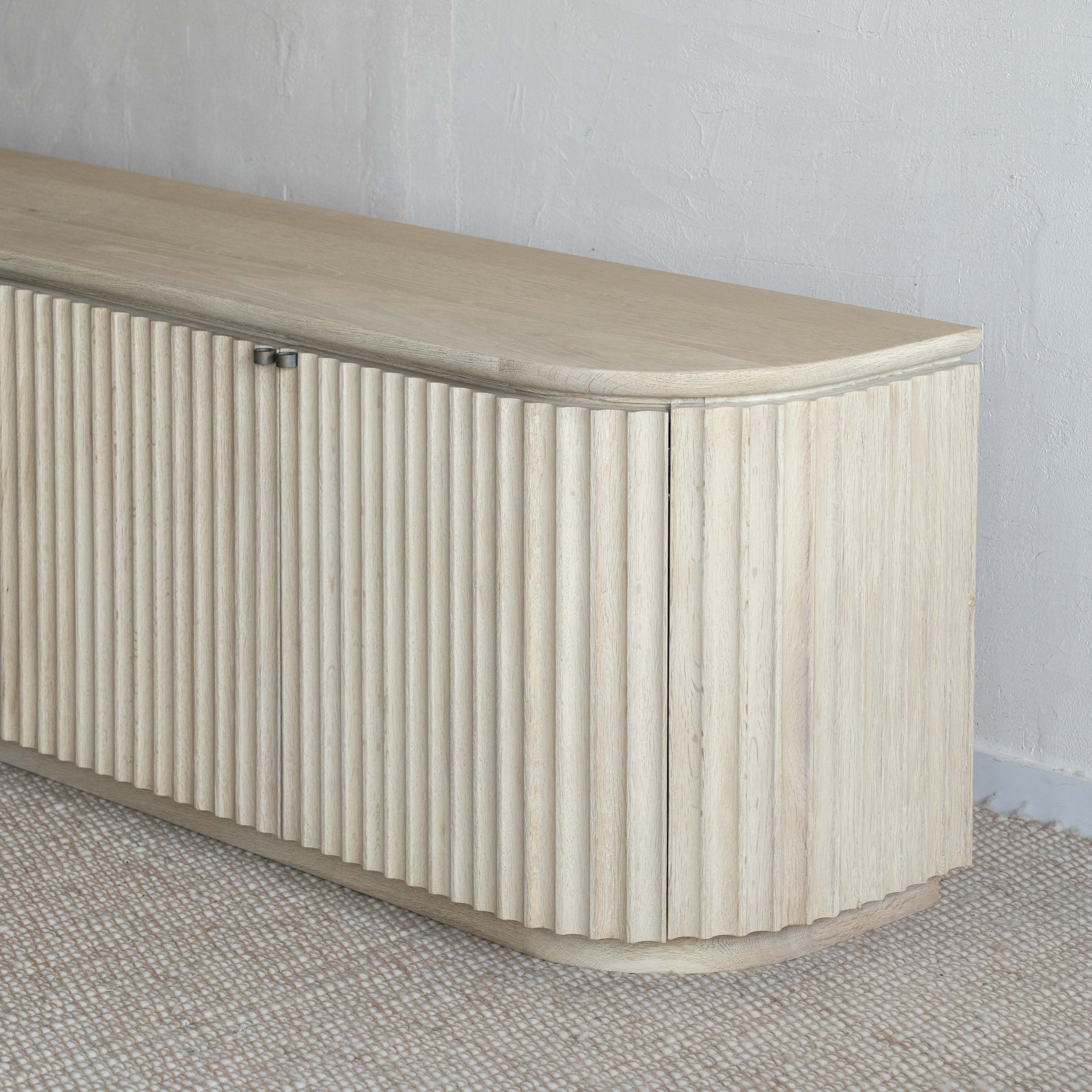 وحدة تلفزيون من خشب الدردار بتصميم عتيق على شكل عرش - كبيرة 