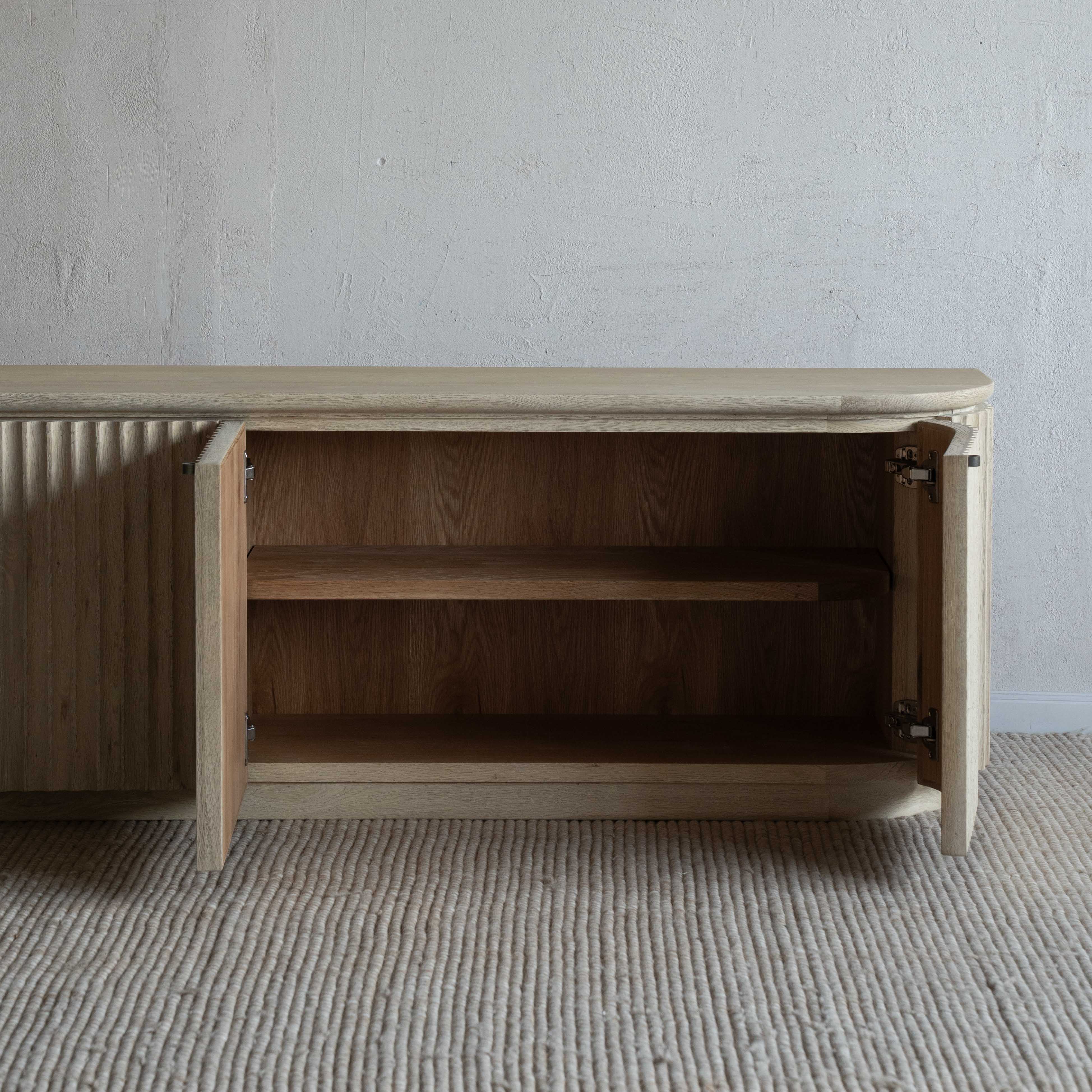 وحدة تلفزيون من خشب الدردار بتصميم عتيق على شكل عرش - كبيرة 