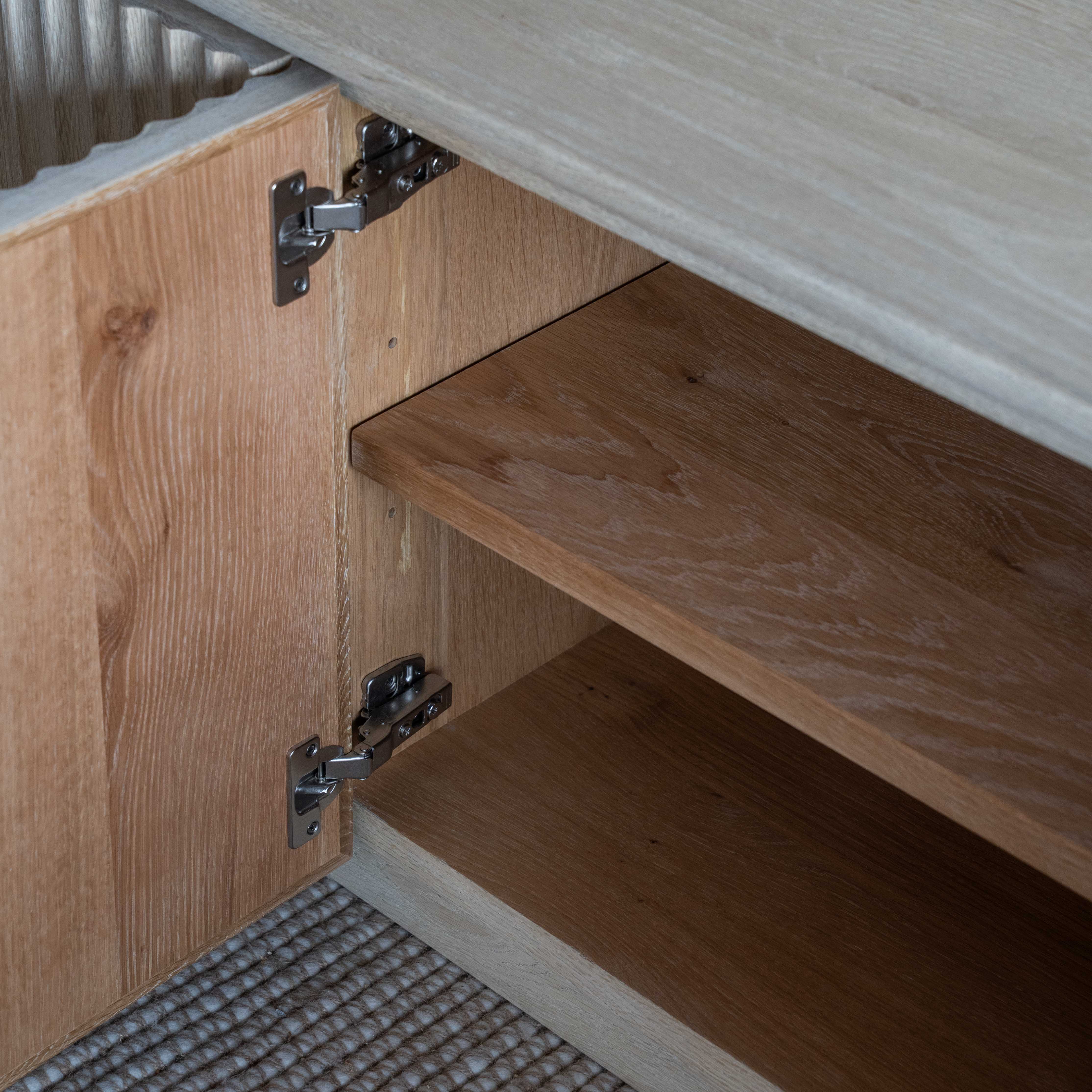 وحدة تلفزيون من خشب الدردار بتصميم عتيق على شكل عرش - كبيرة 