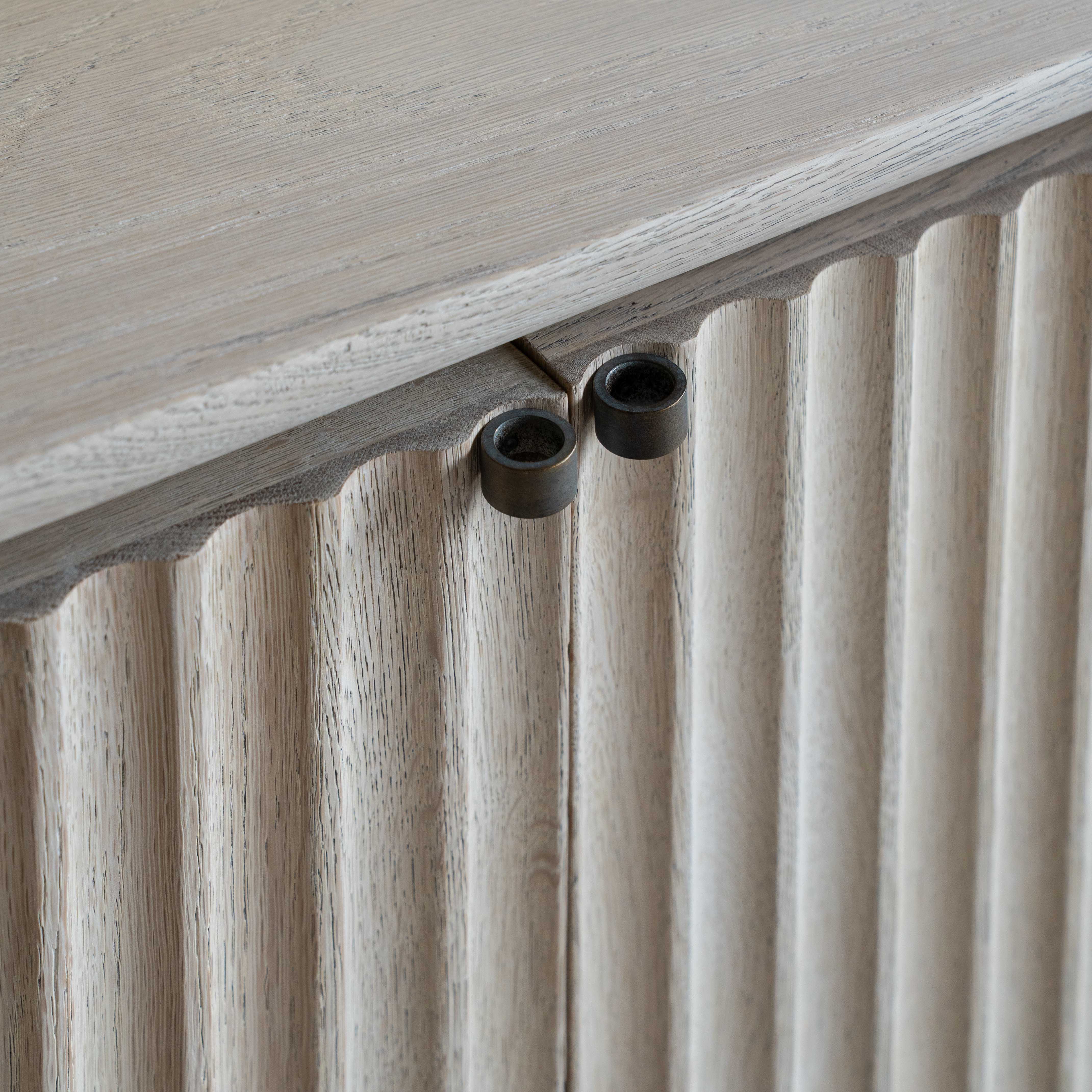 وحدة تلفزيون من خشب الدردار بتصميم عتيق على شكل عرش - كبيرة 