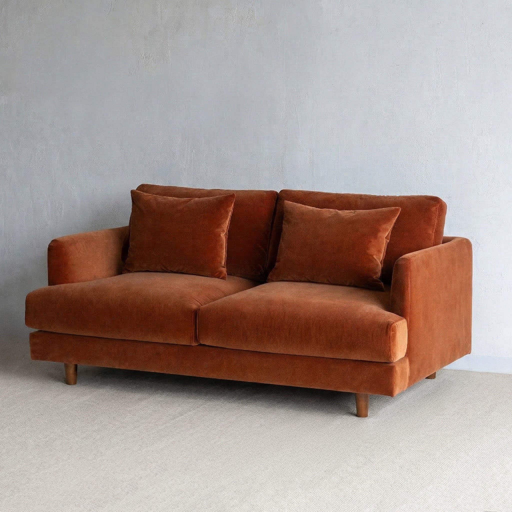 كنبة عصرية رمادية اللون تتسع لشخصين 