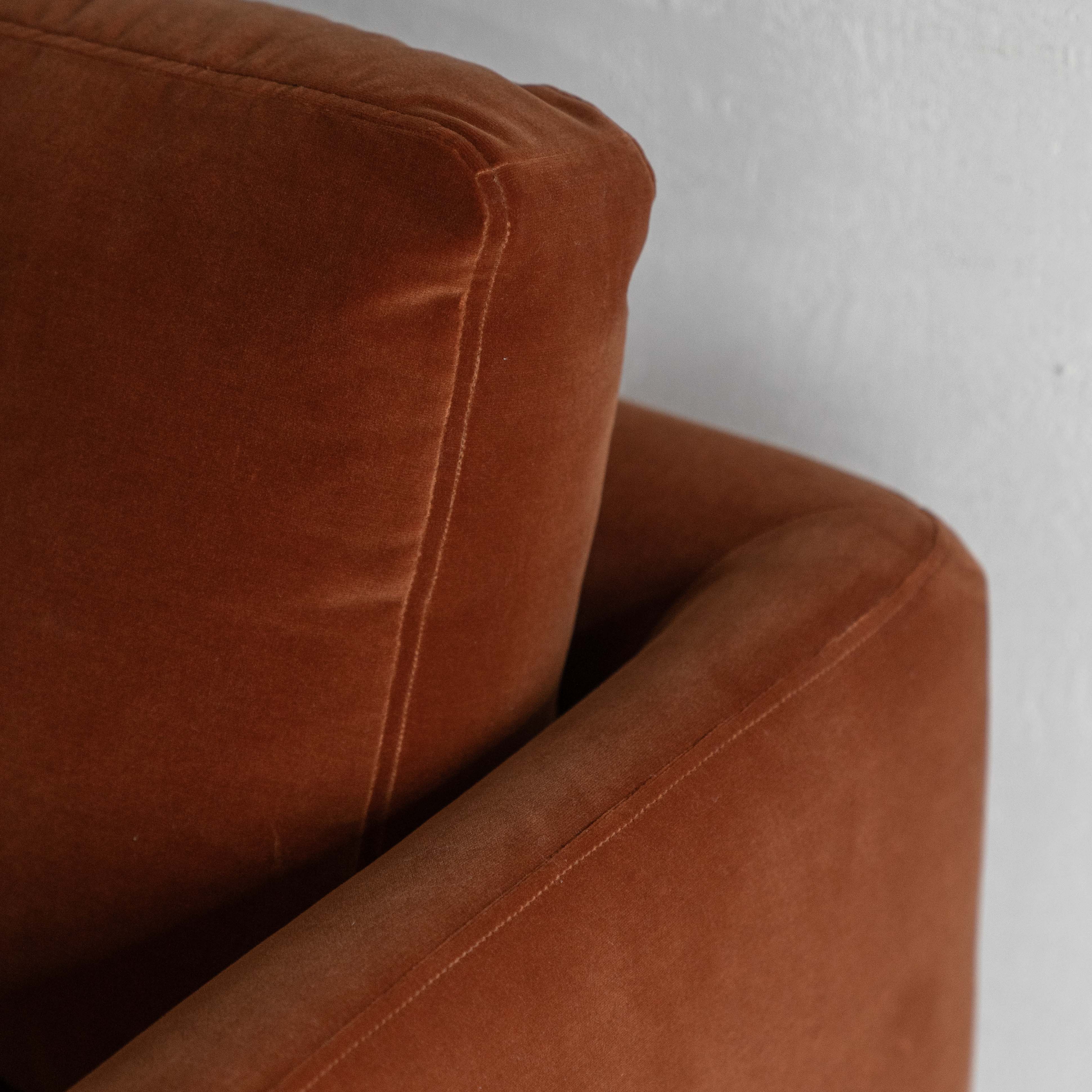 كنبة عصرية رمادية اللون تتسع لشخصين 