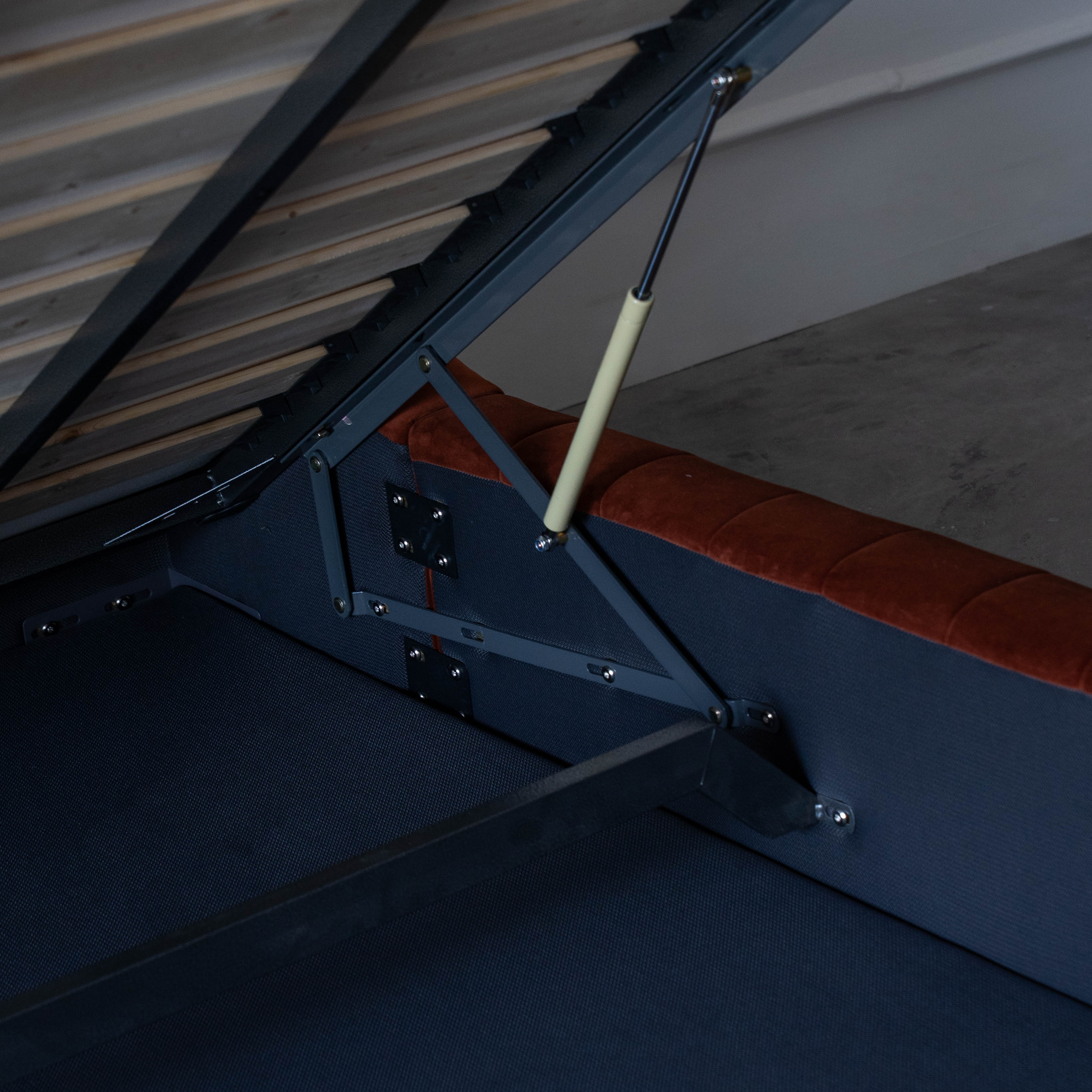 سرير ثاليا براون العصري والفاخر بحجم كينج 180×200 سم 