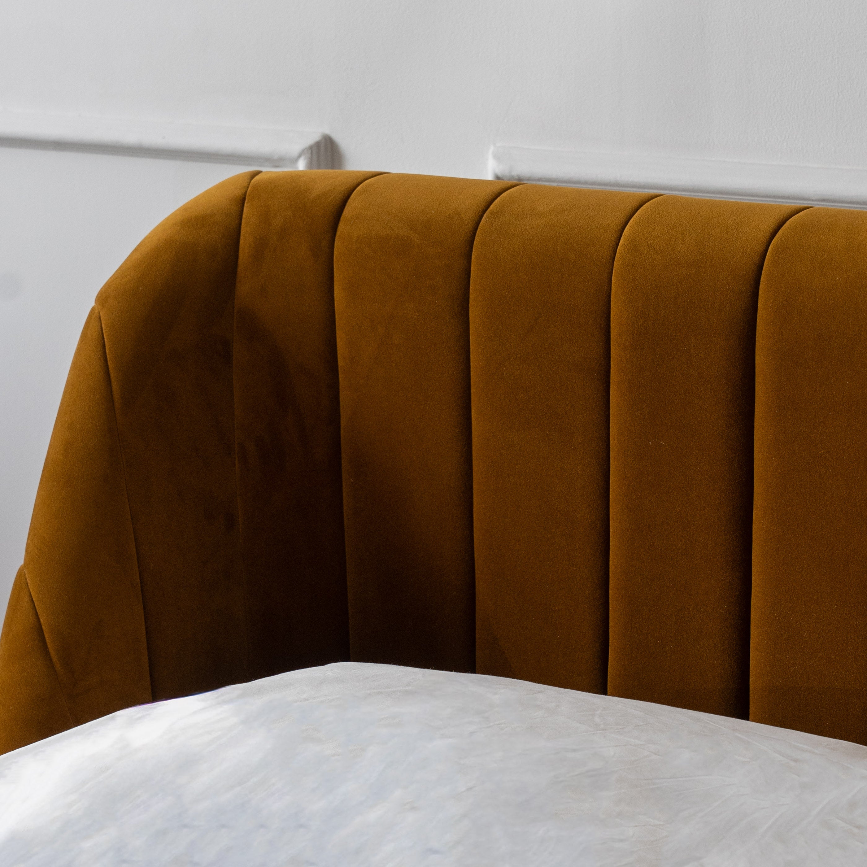 سرير ثاليا براون العصري والفاخر بحجم كينج 180×200 سم 