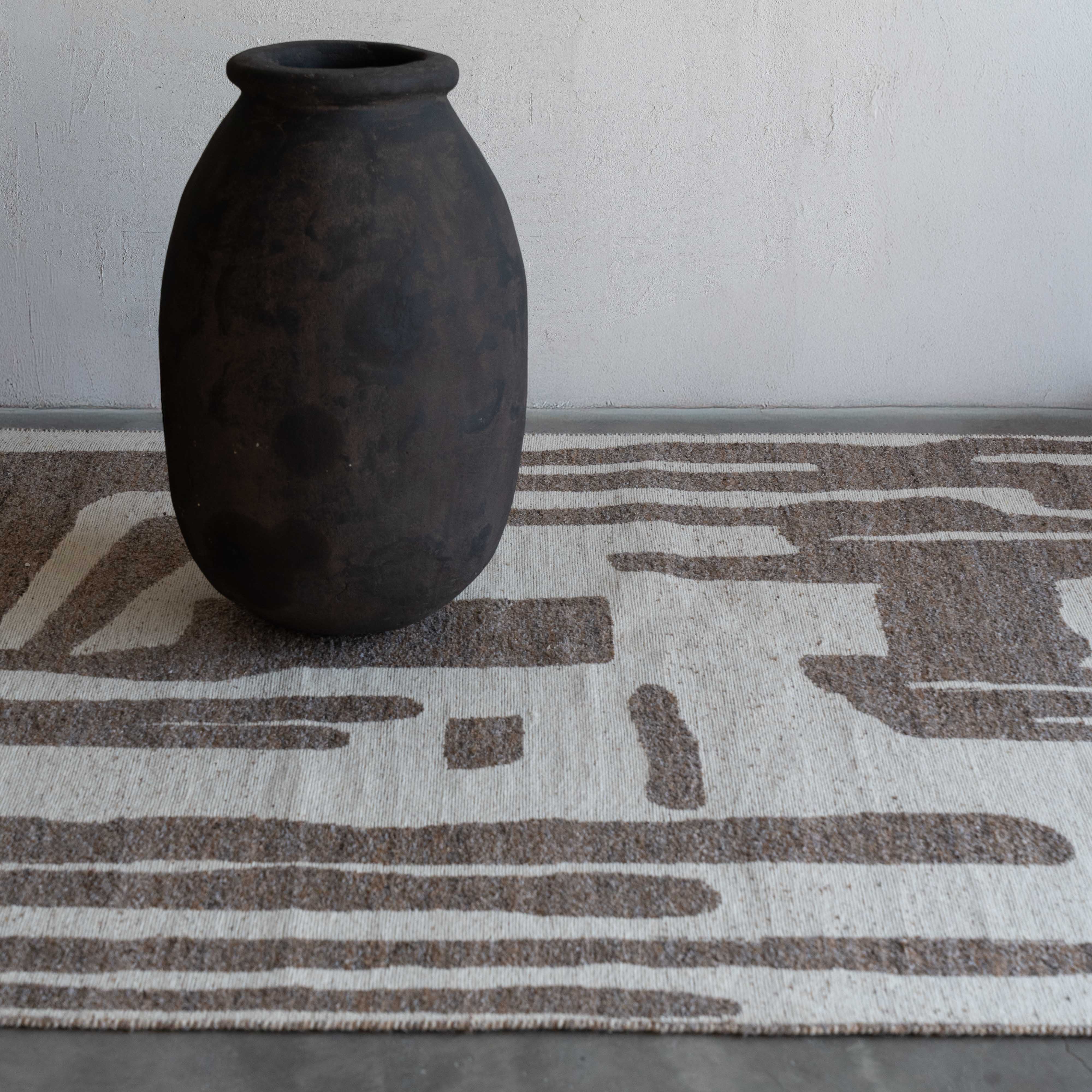 سجادة صوفية مصنوعة يدويًا من الصوف البيج والبني من PWL بلون بني عاجي -101