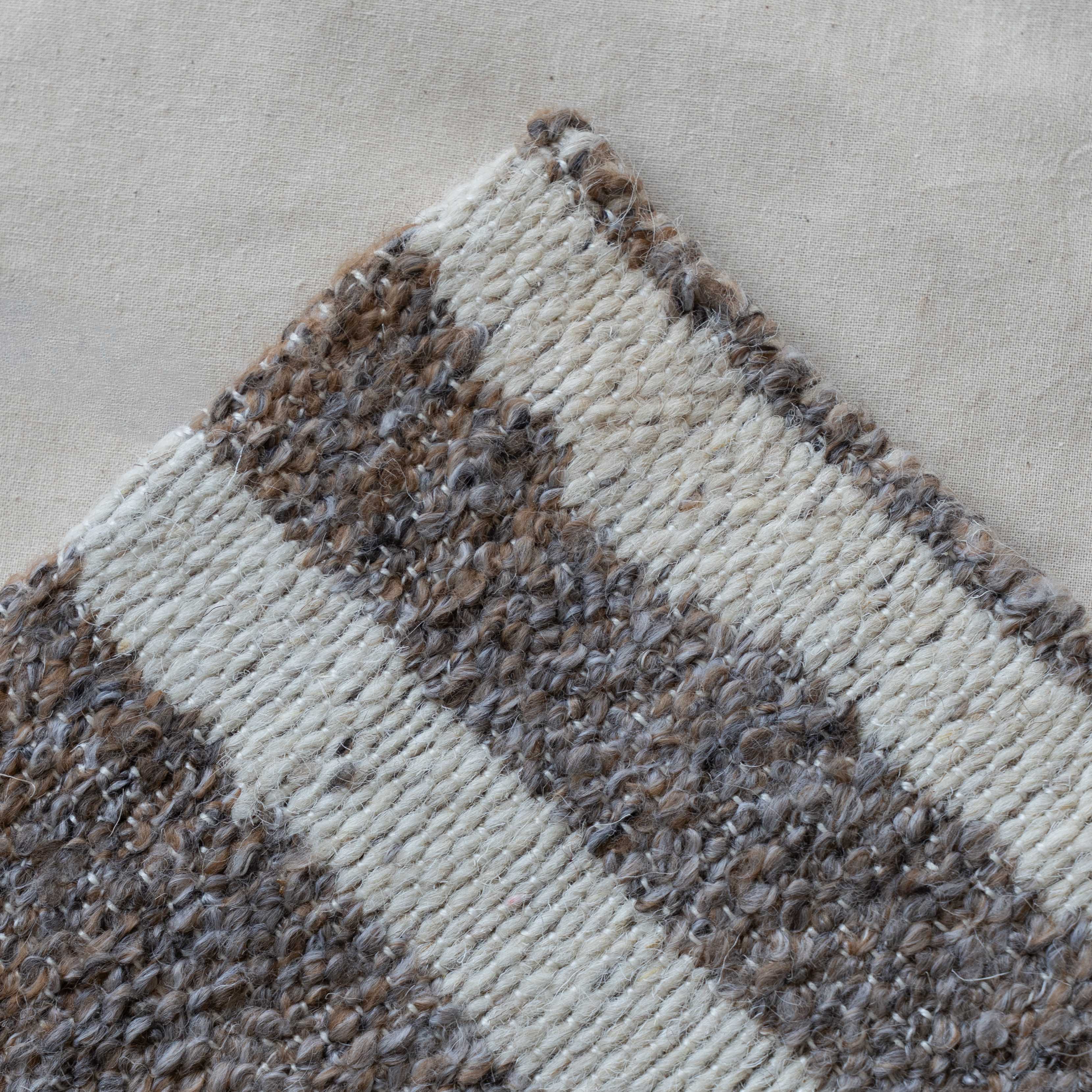 سجادة صوفية مصنوعة يدويًا من الصوف البيج والبني من PWL بلون بني عاجي -101