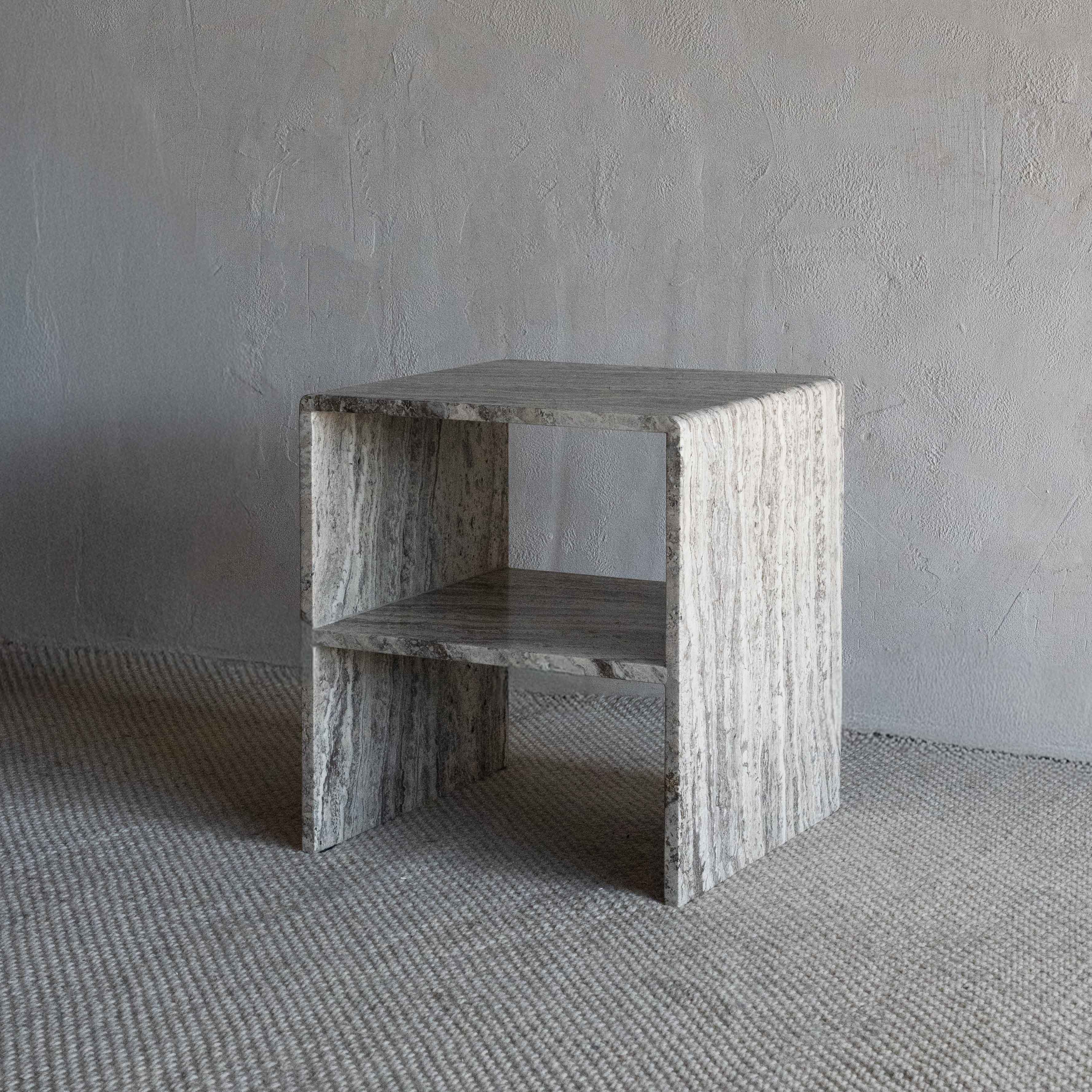 طاولة جانبية للسرير من رخام الترافرتين بلون بيج