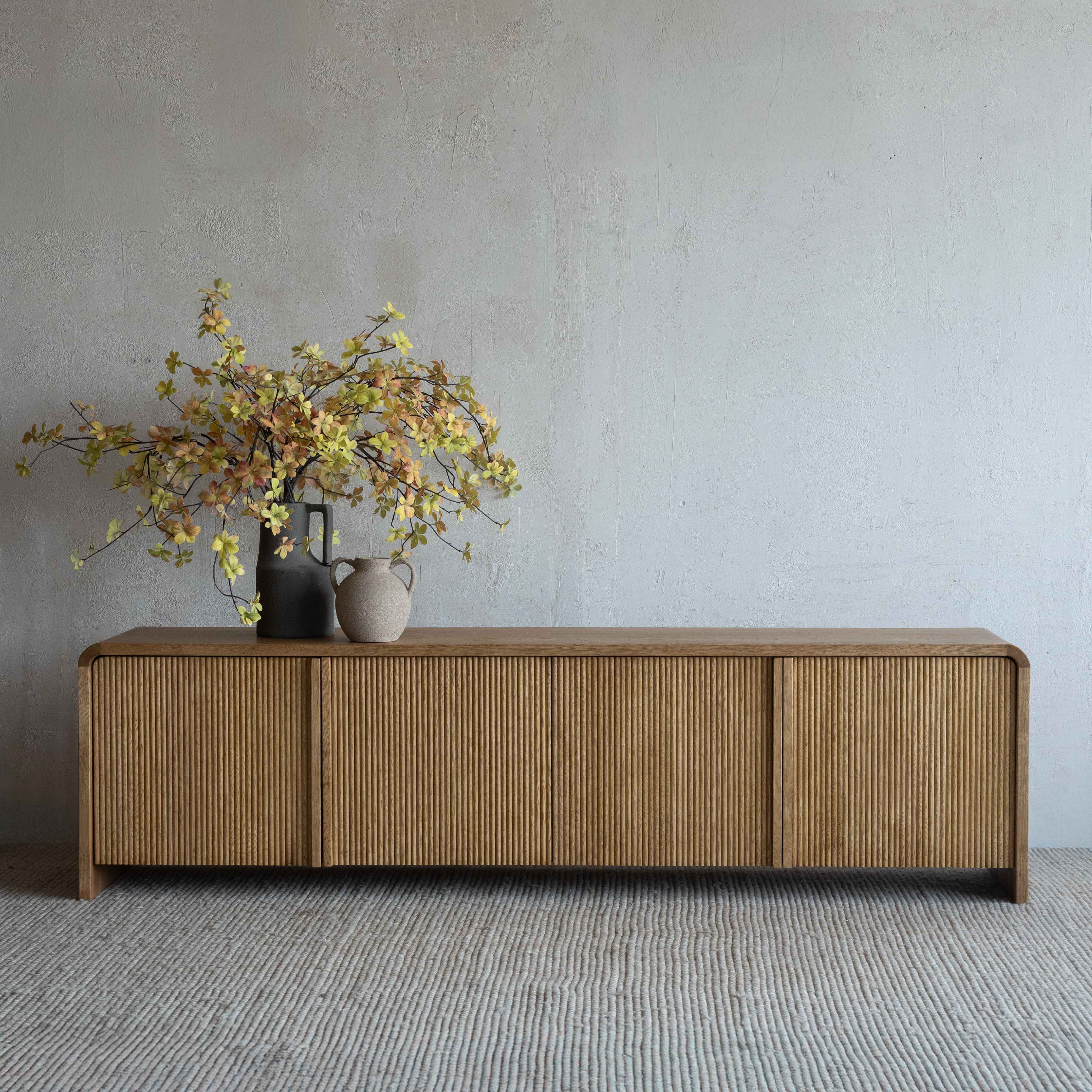 وحدة تلفزيون من خشب الدردار بتصميم عتيق على شكل عرش - كبيرة 