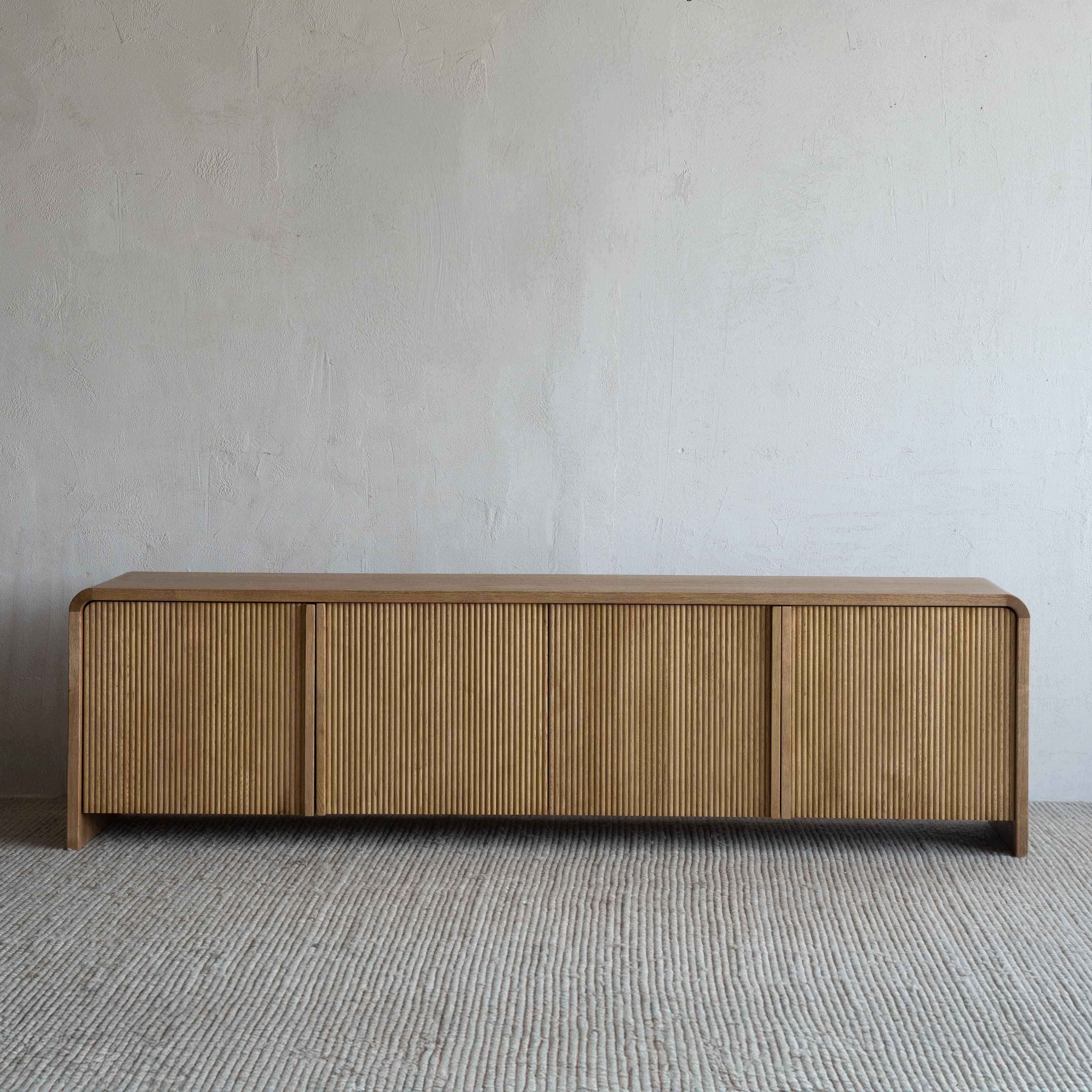 وحدة تلفزيون من خشب الدردار بتصميم عتيق على شكل عرش - كبيرة 