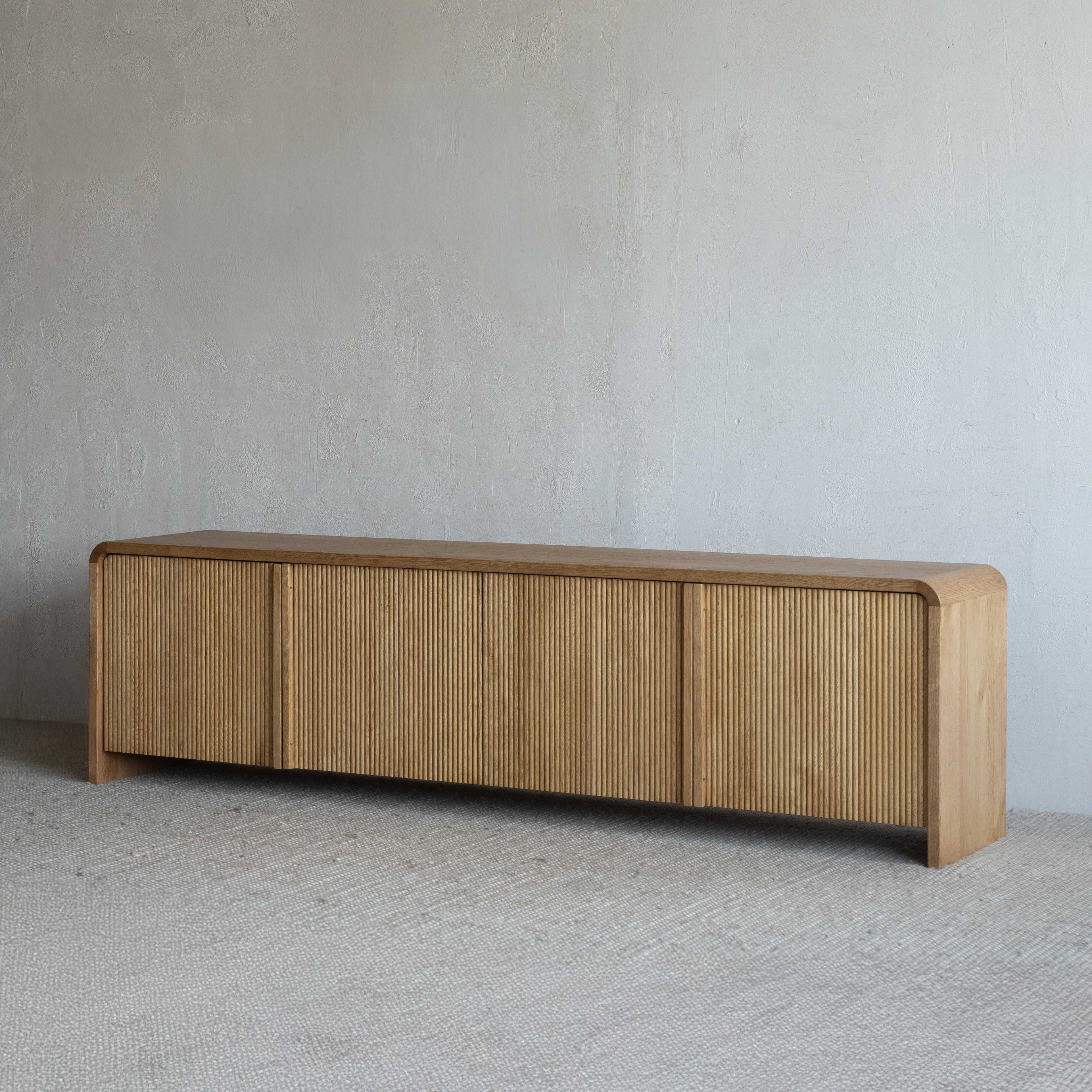 وحدة تلفزيون من خشب الدردار بتصميم عتيق على شكل عرش - كبيرة 