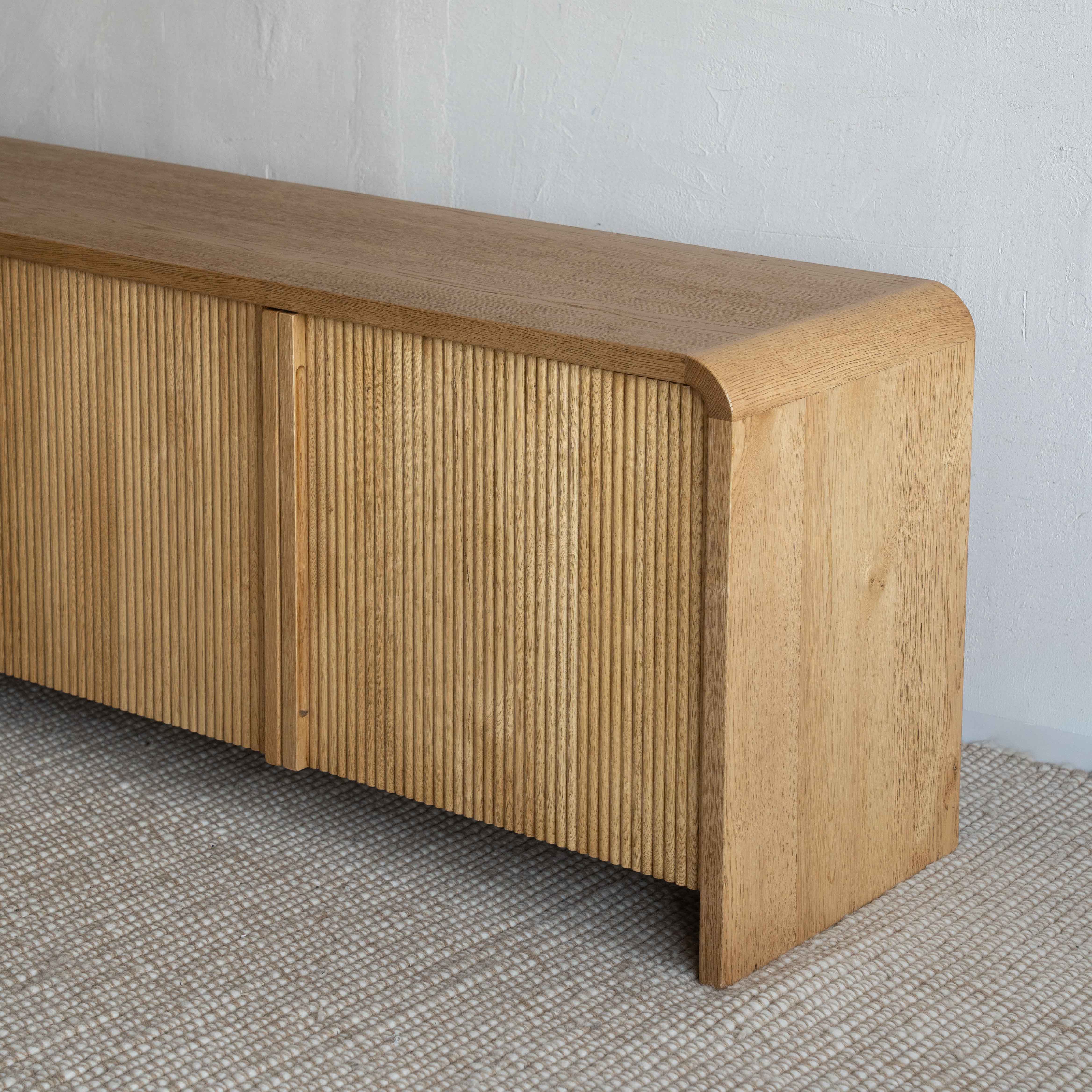 وحدة تلفزيون من خشب الدردار بتصميم عتيق على شكل عرش - كبيرة 