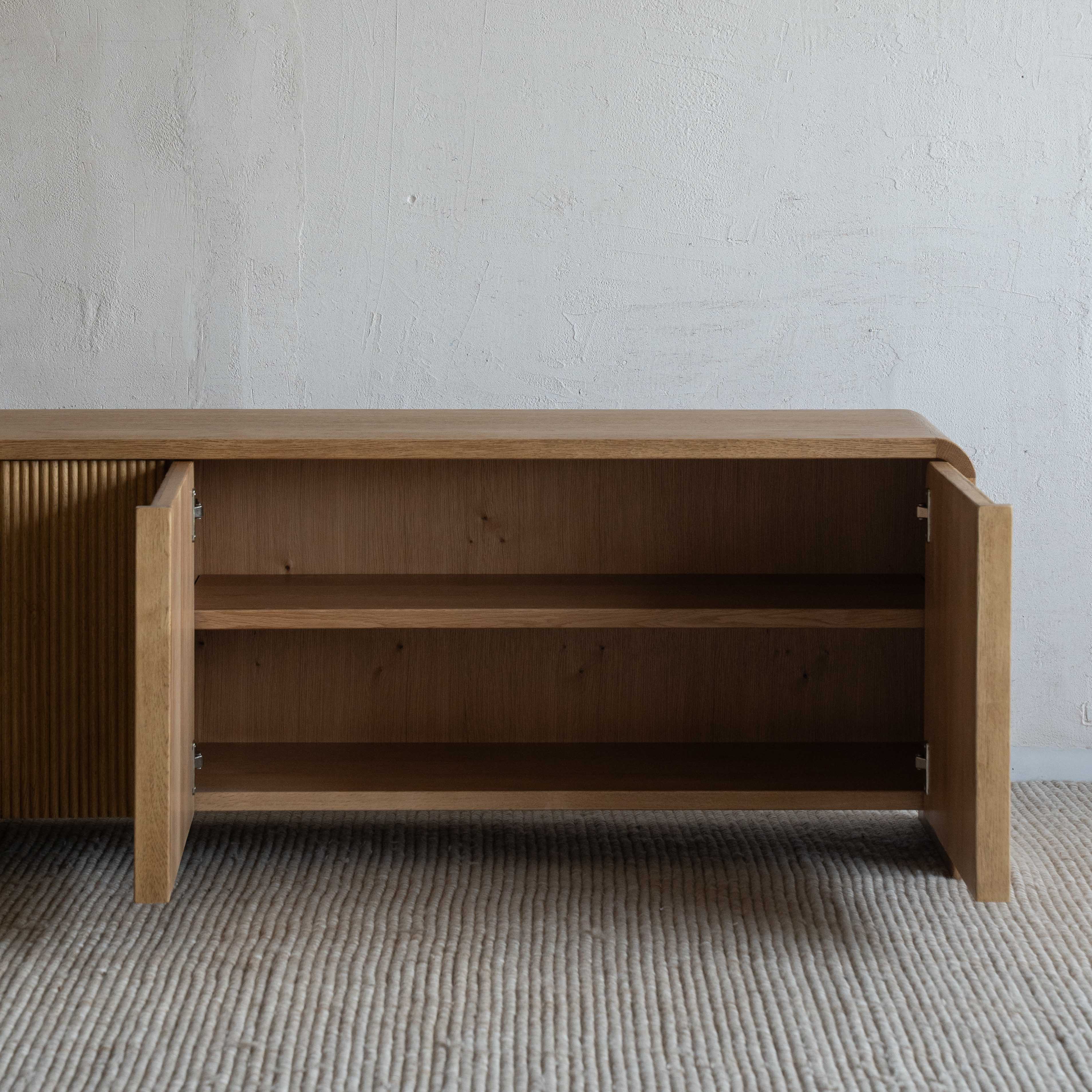 وحدة تلفزيون من خشب الدردار بتصميم عتيق على شكل عرش - كبيرة 