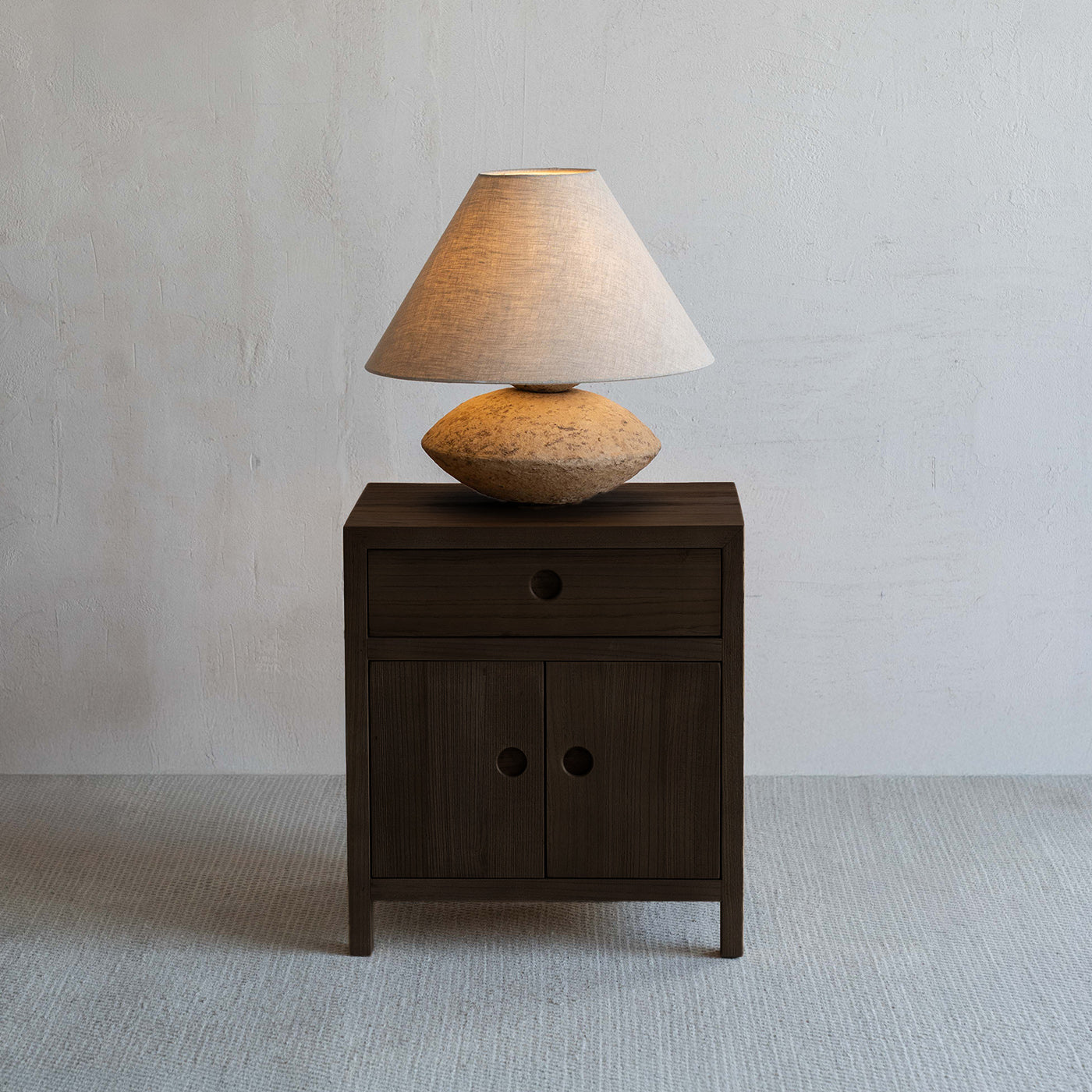 طاولة جانبية تانسو وابي-سابي مع تخزين - خشب الجوز الداكن