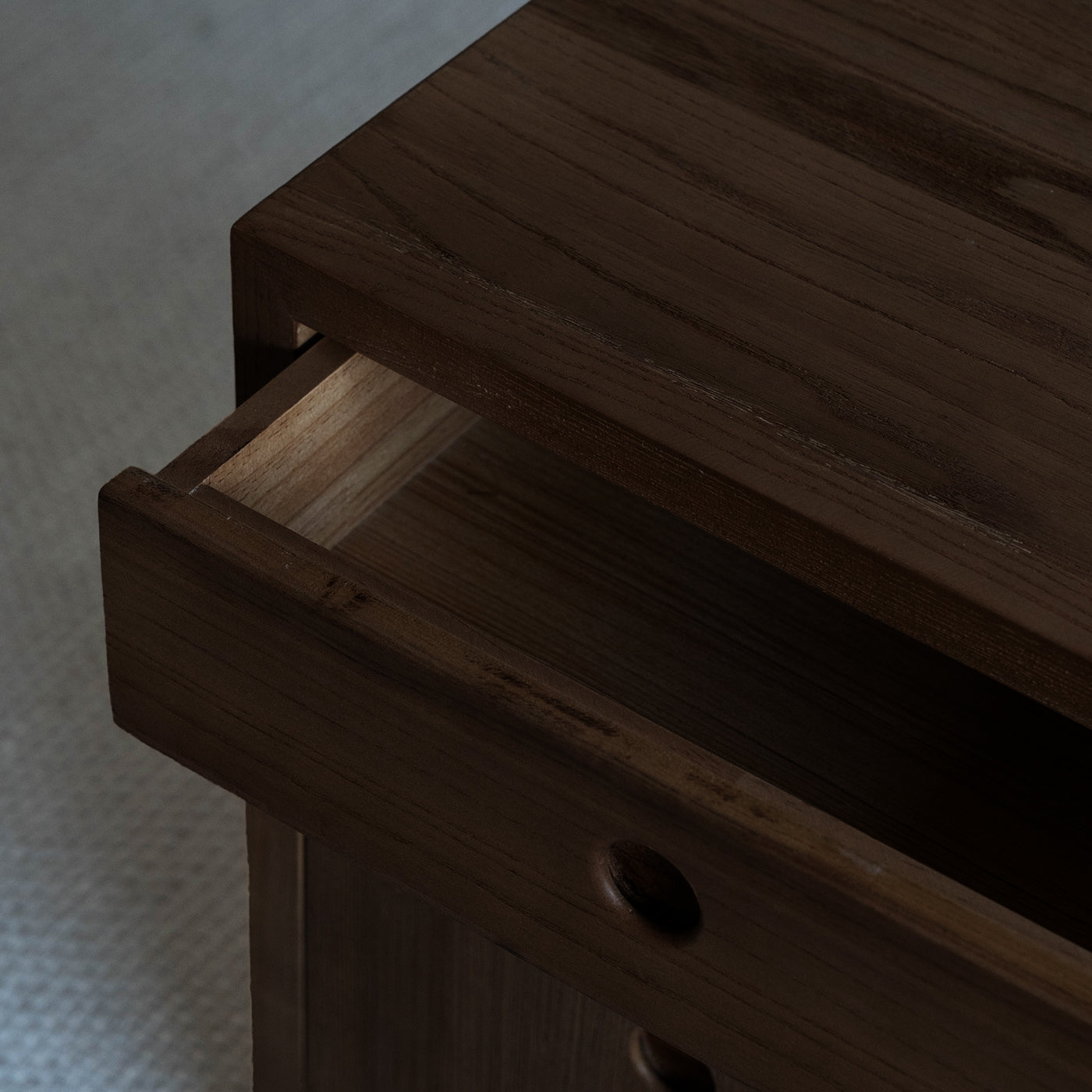 طاولة جانبية تانسو وابي-سابي مع تخزين - خشب الجوز الداكن