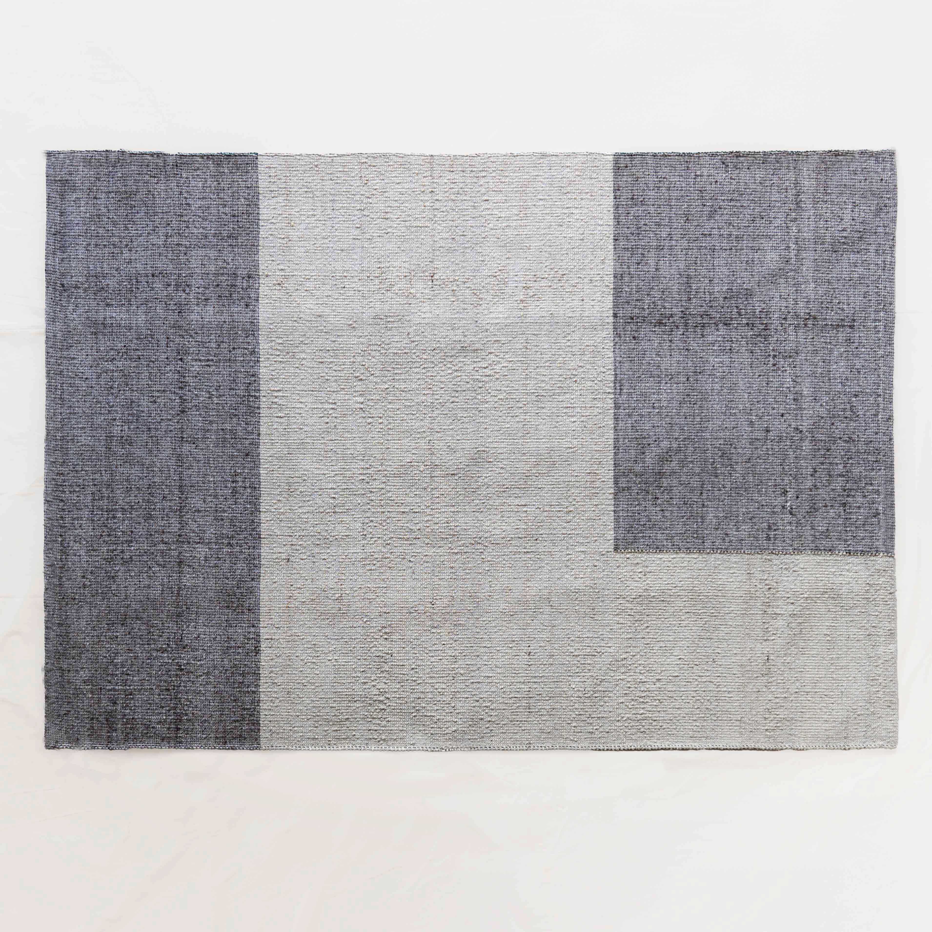 سجادة تيم تيم المصنوعة يدوياً من الصوف الرمادي العاجي 