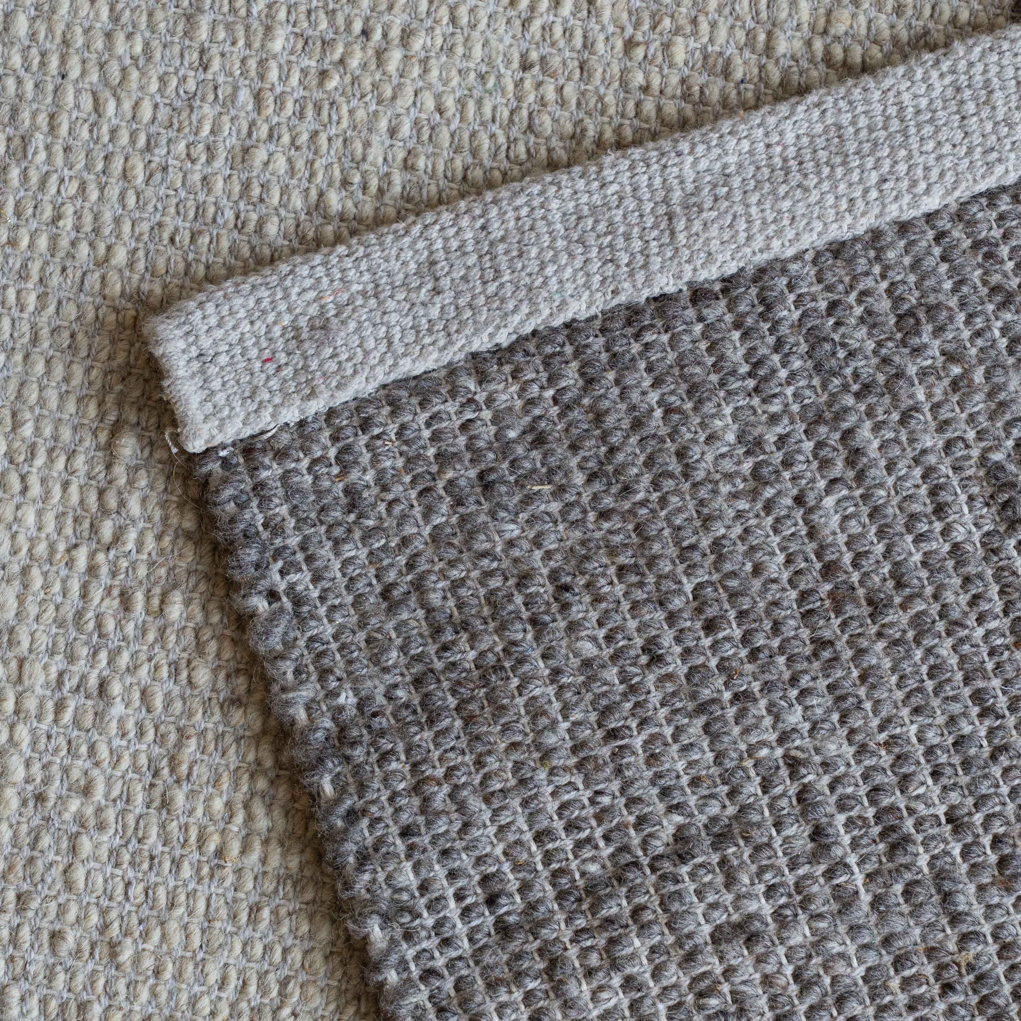 سجادة تيم تيم المصنوعة يدوياً من الصوف الرمادي العاجي 