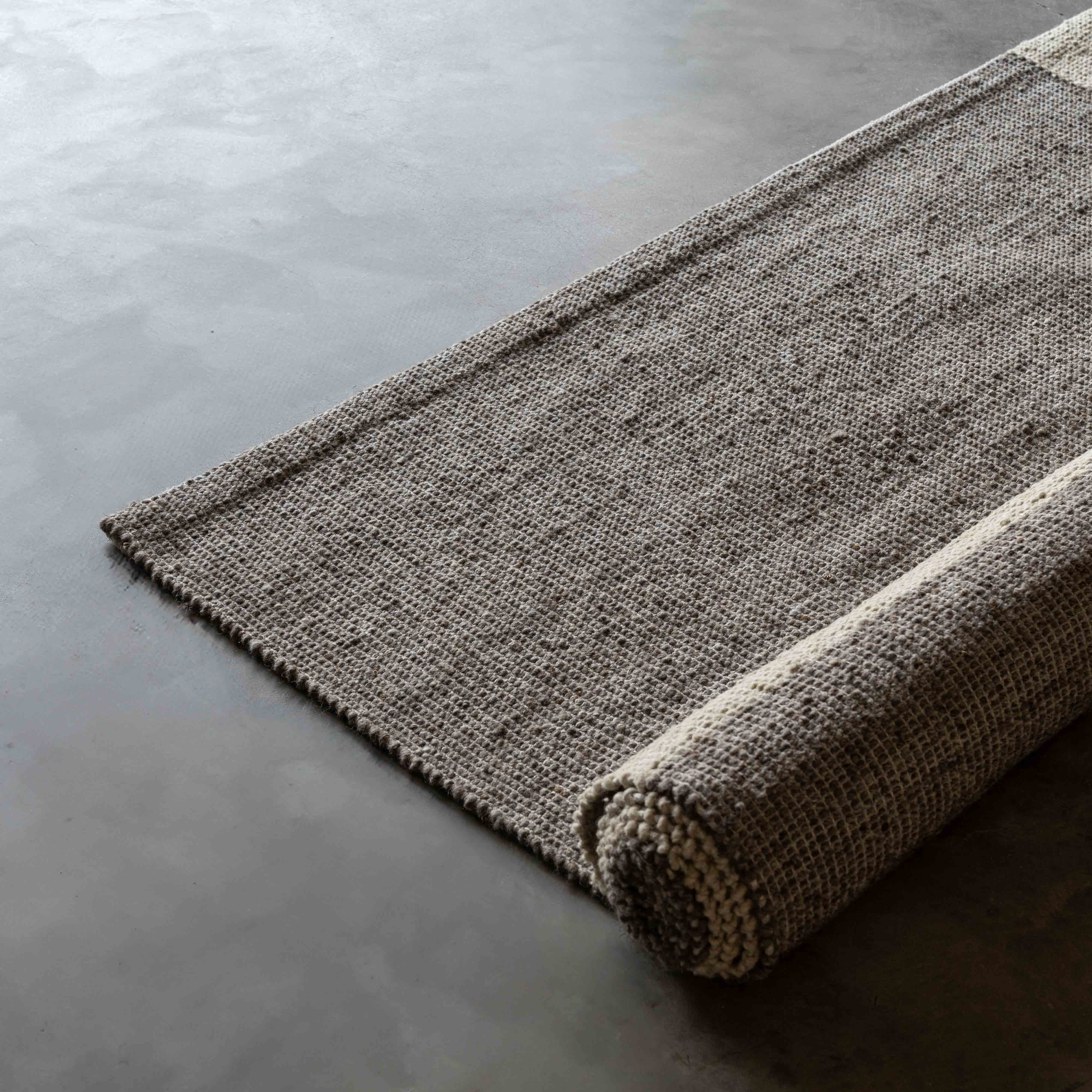 Tim Tim Handcrafted Ivory Grey Wool Rug