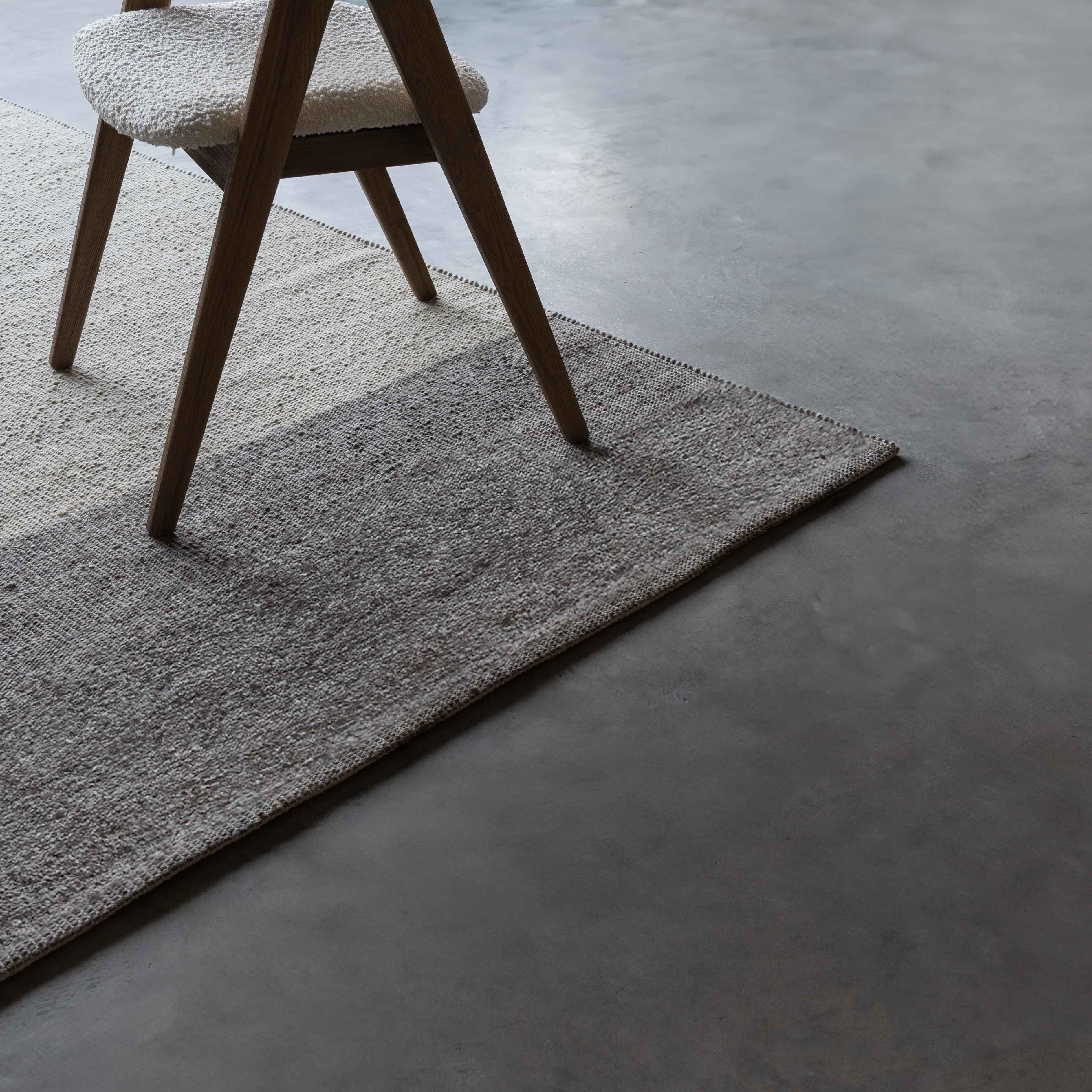 Tim Tim Handcrafted Ivory Grey Wool Rug