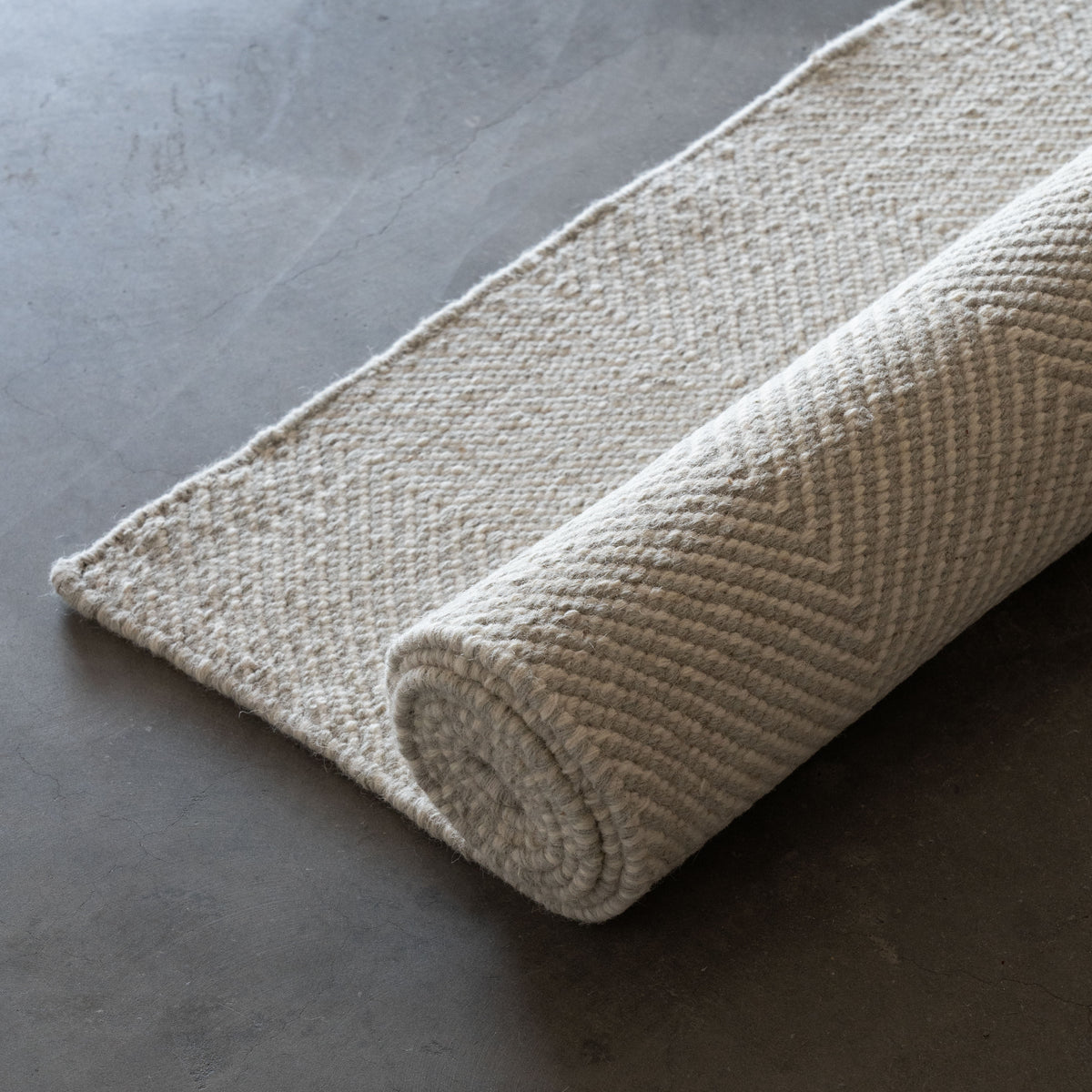 Zig Zag Dhurry Rug – White & Silver Wool Weave | WS Living Furniture Dubai